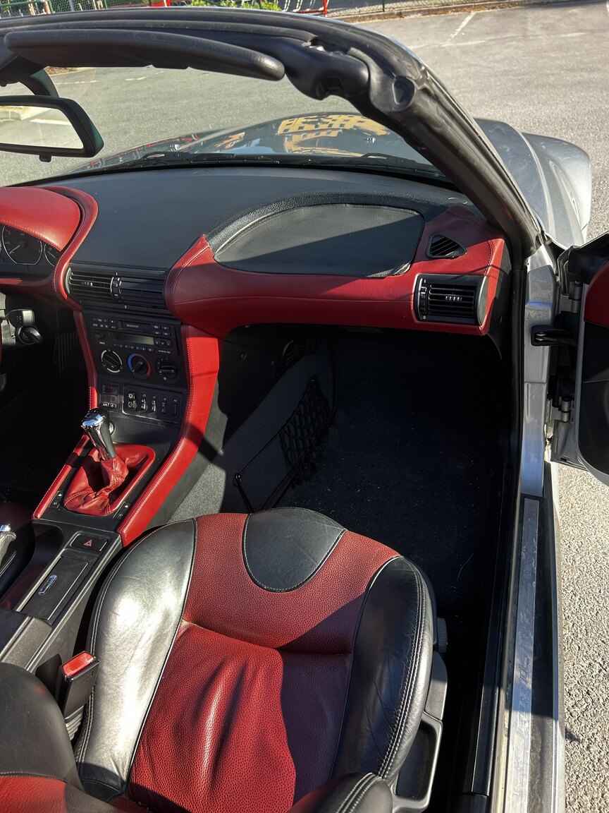 Interior image of 1999 BMW Z3 2.8i (1)