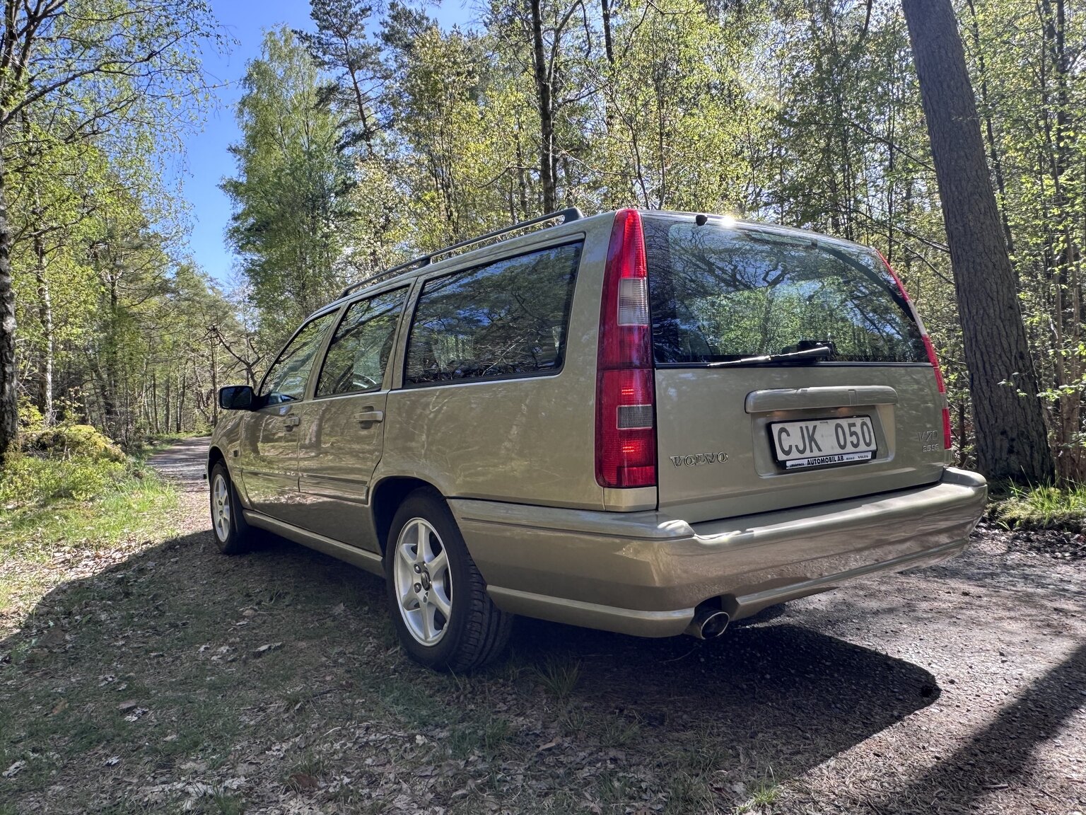 Exterior image of 1999 Volvo V70 2.5