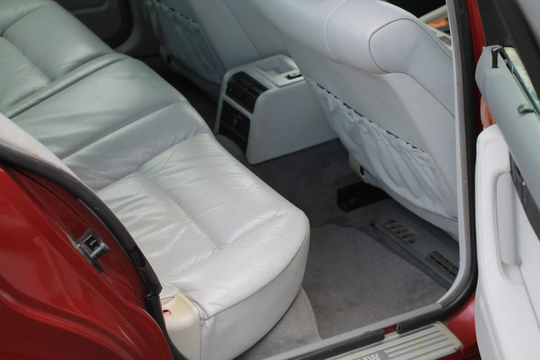 Innenraumfoto von 1993 BMW 540i Sedan (48)