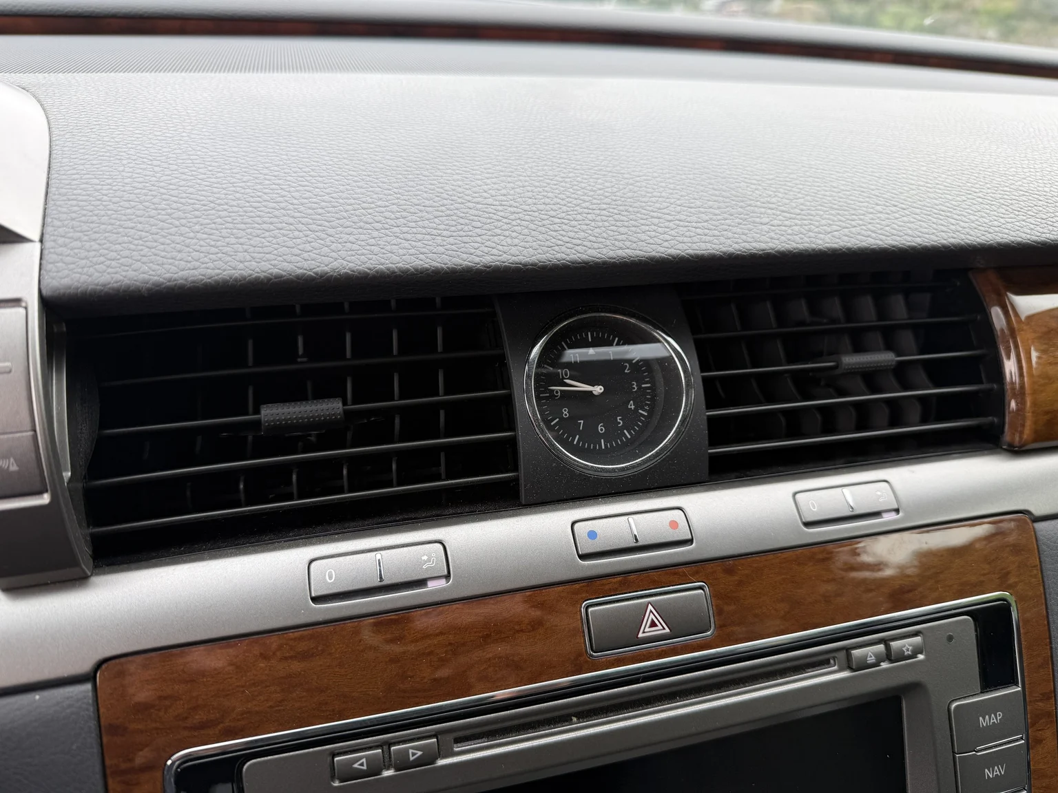 Innenraumfoto von 2013 Volkswagen Phaeton 3.0 TDI (17)