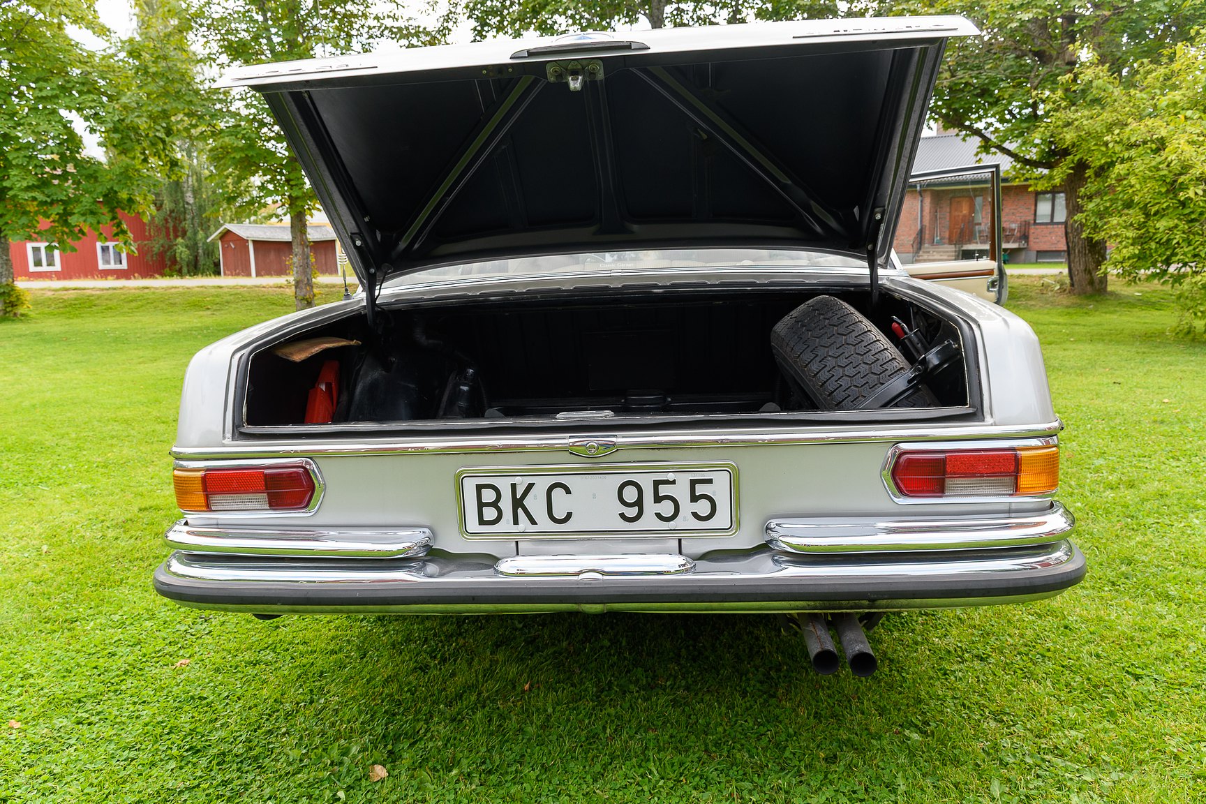 Interior image of 1969 Mercedes-Benz 300 SEL