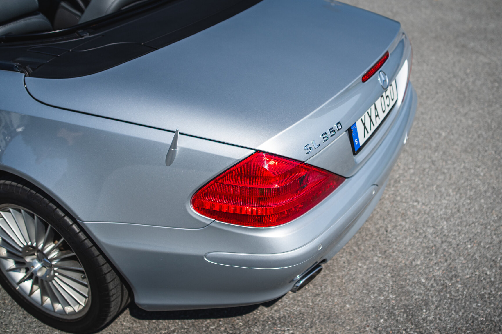 Exterior image of 2006 Mercedes-Benz SL 350