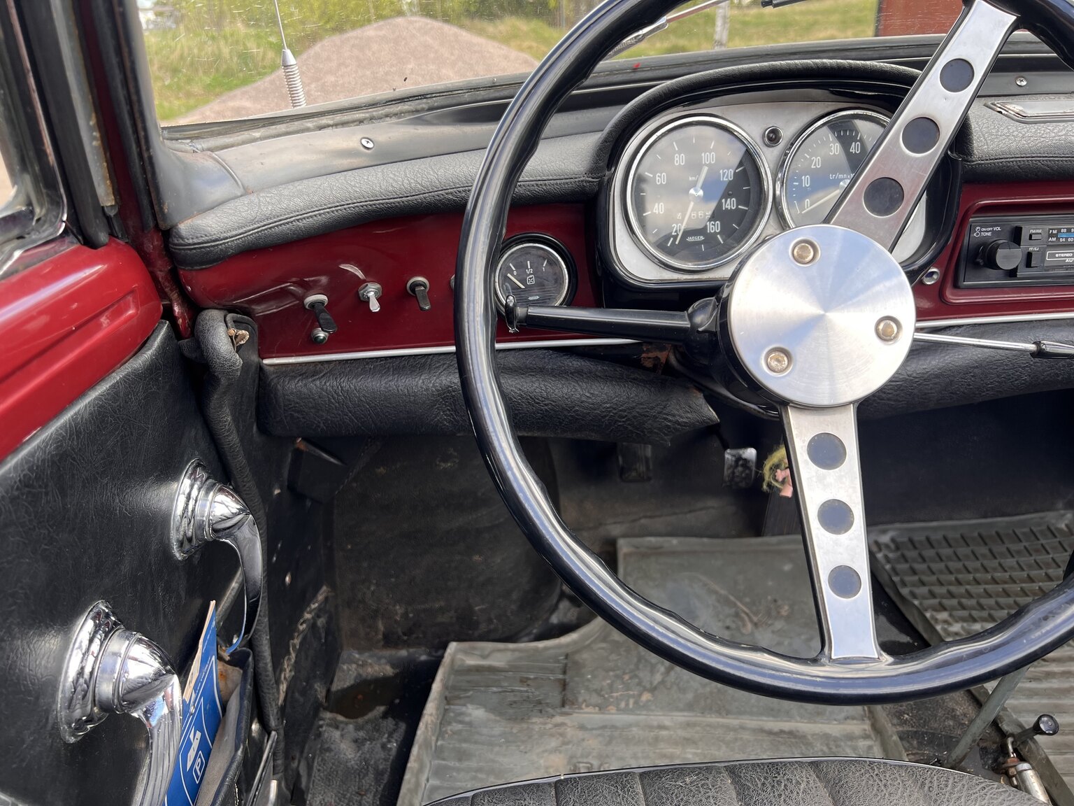 Interior image of 1967 Renault Caravelle Coupé