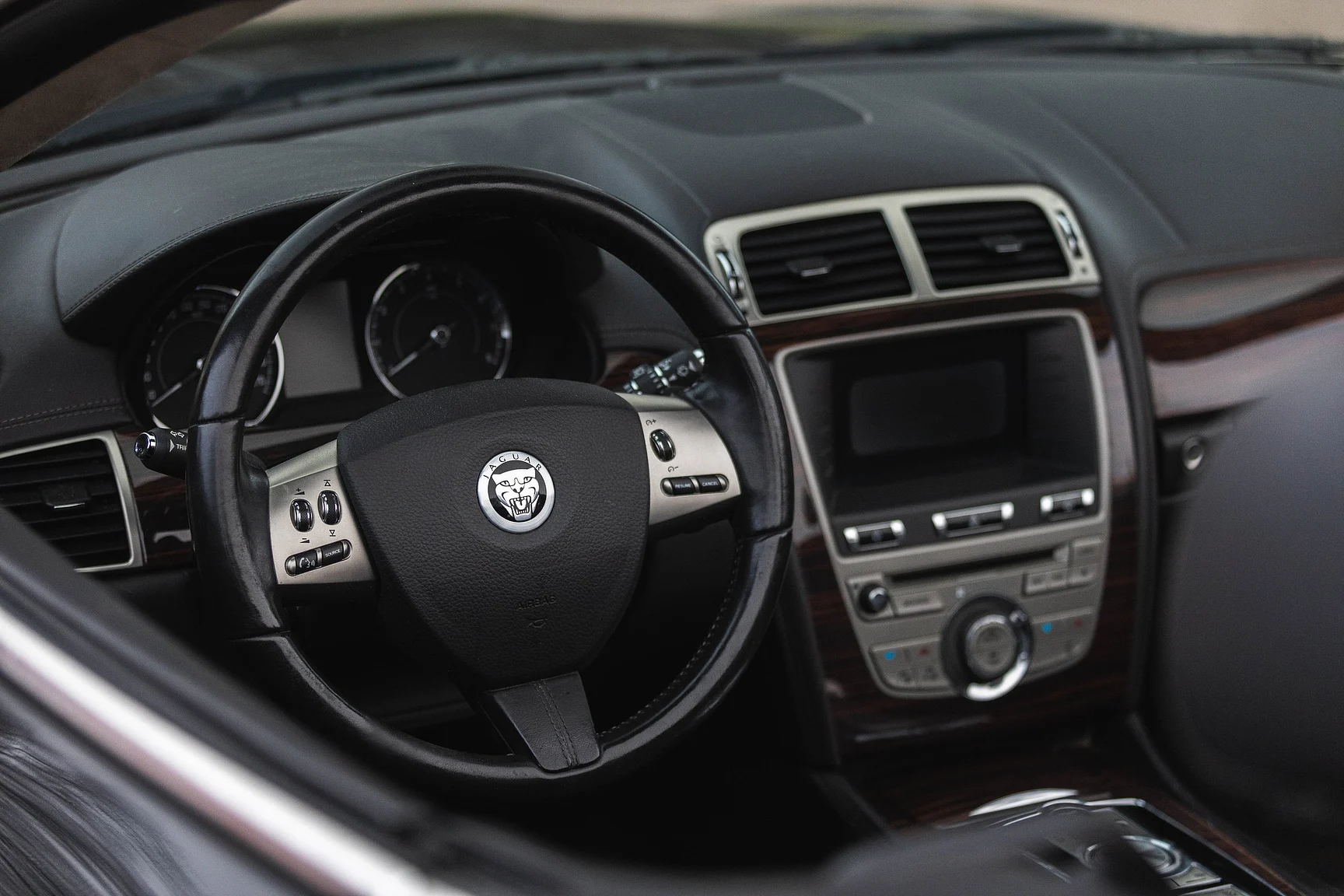 Innenraumfoto von 2011 Jaguar XK Cabriolet (2)