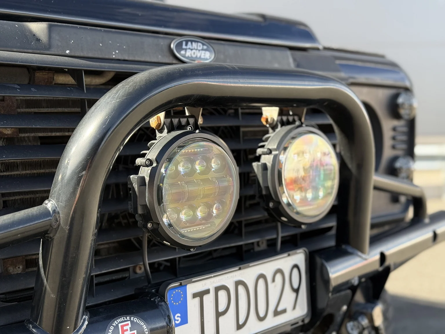 Exteriörbild på 2000 Land Rover Defender 110 Tomb Raider (26)