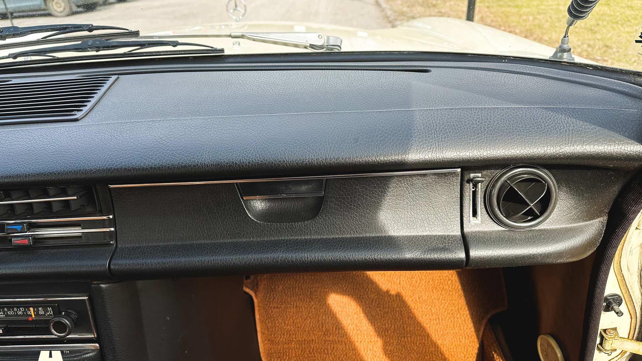 Innenraumfoto von 1972 Mercedes-Benz 200