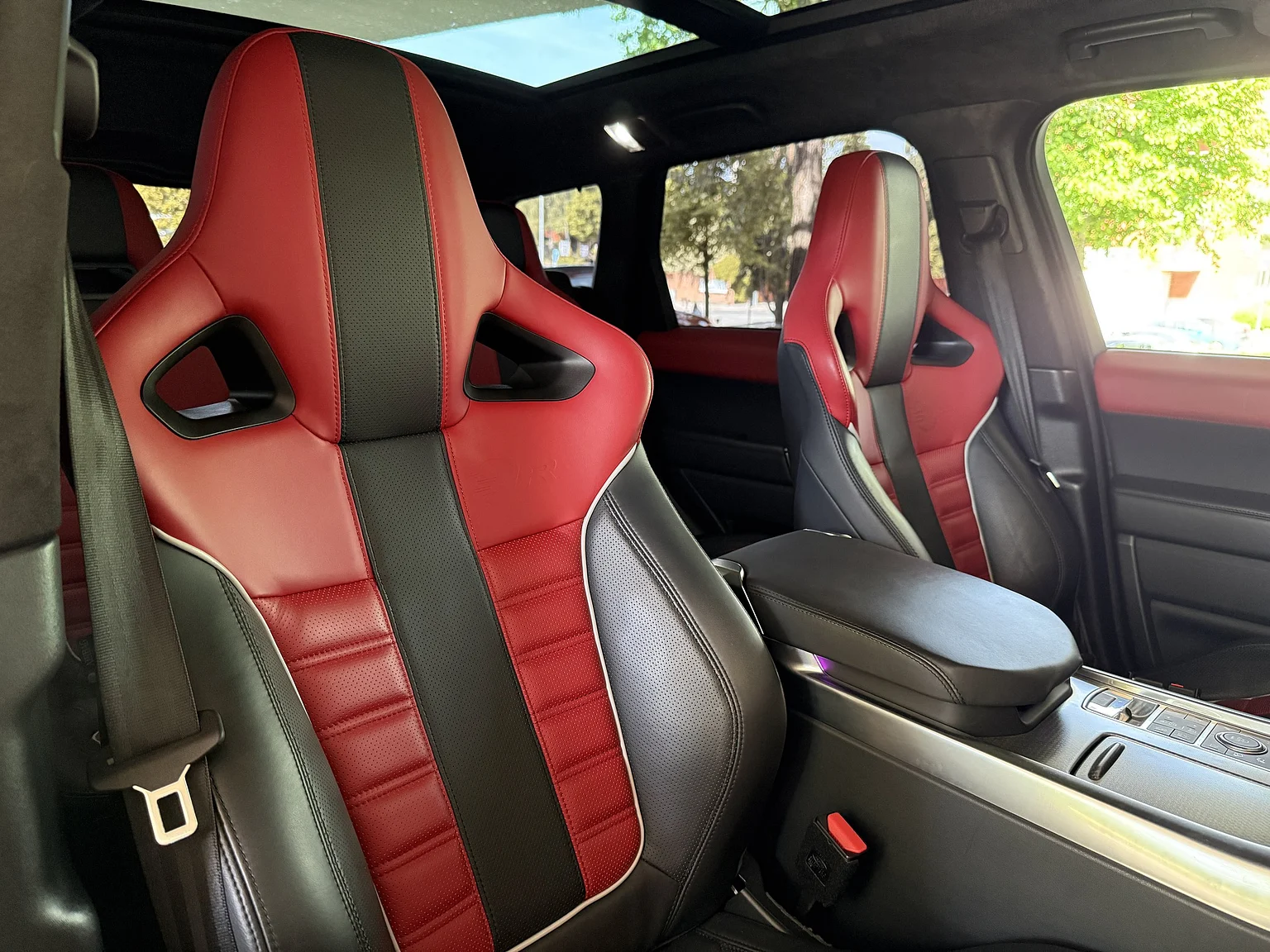 Interior image of 2017 Range Rover Sport SVR (77)