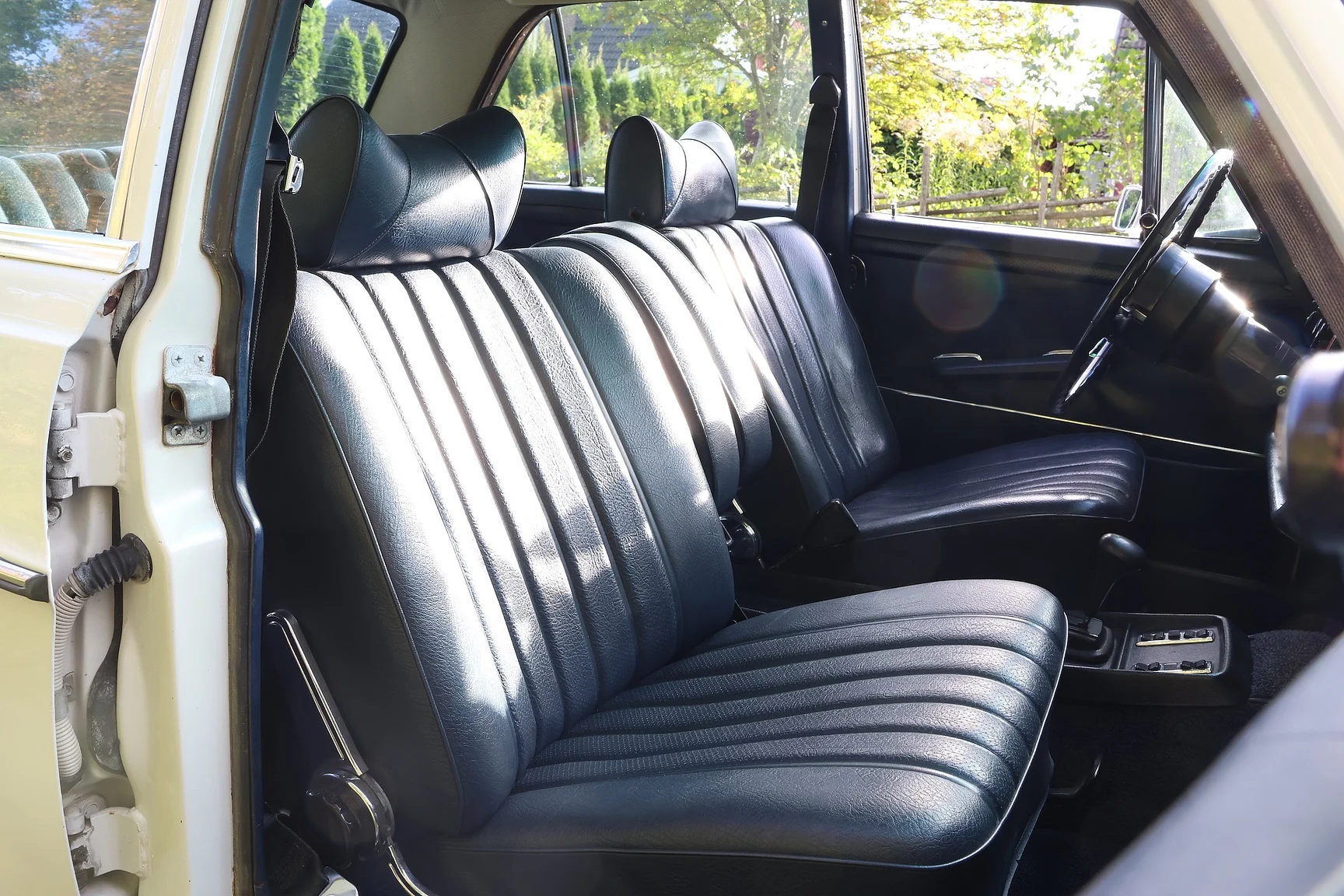 Interior image of 1972 Mercedes-Benz 280 SE 4.5  (17)