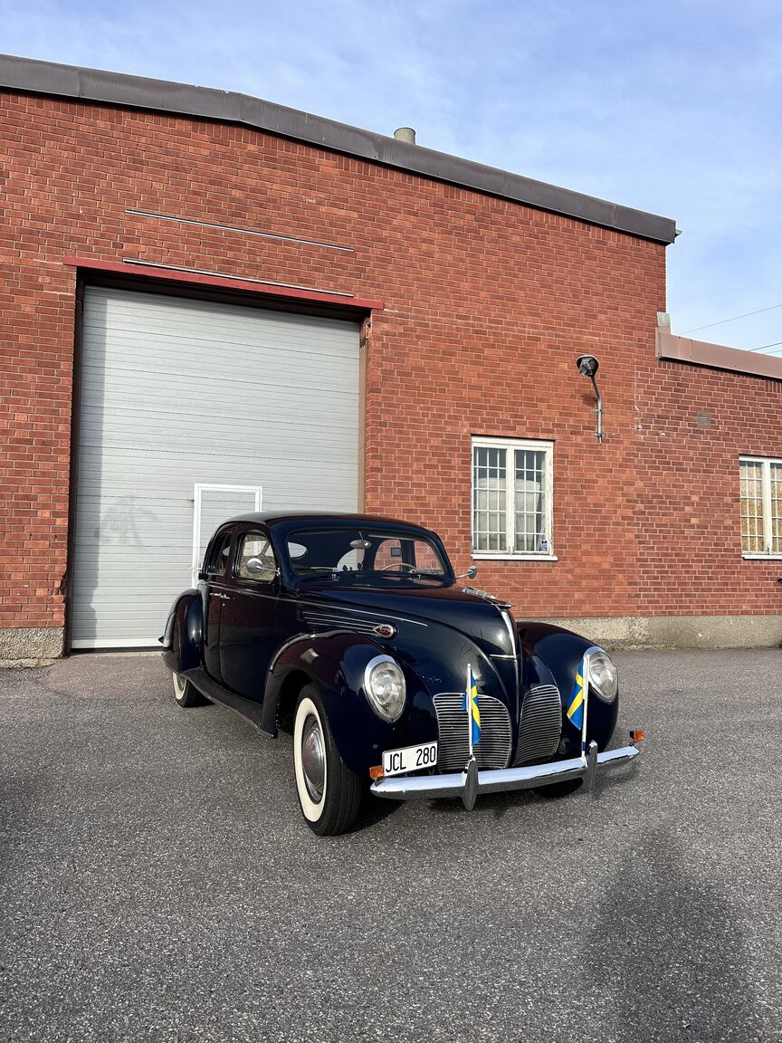 Exterior image of 1938 Lincoln Zephyr Sedan V12