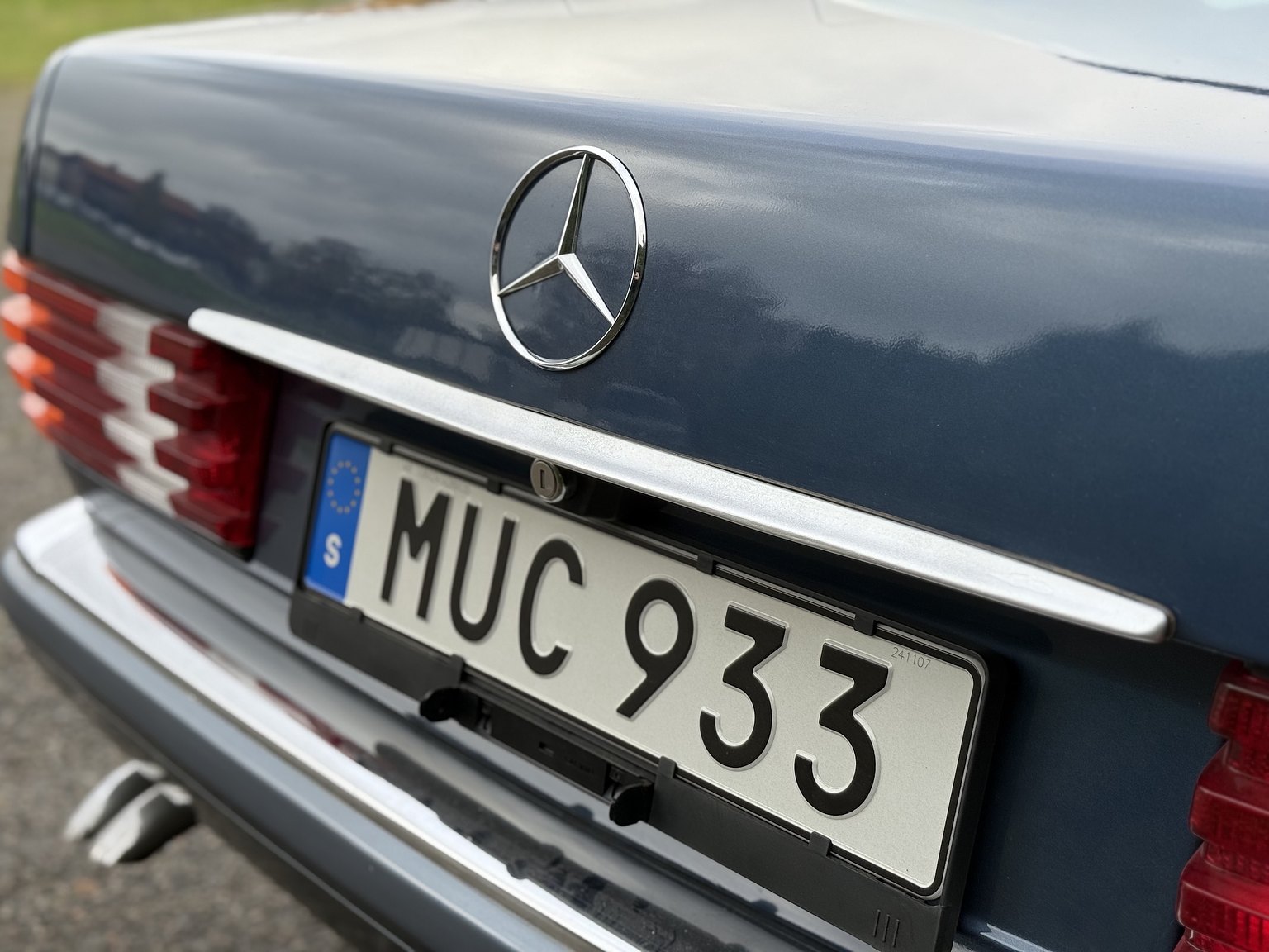 Exterior image of 1987 Mercedes-Benz 300 SE