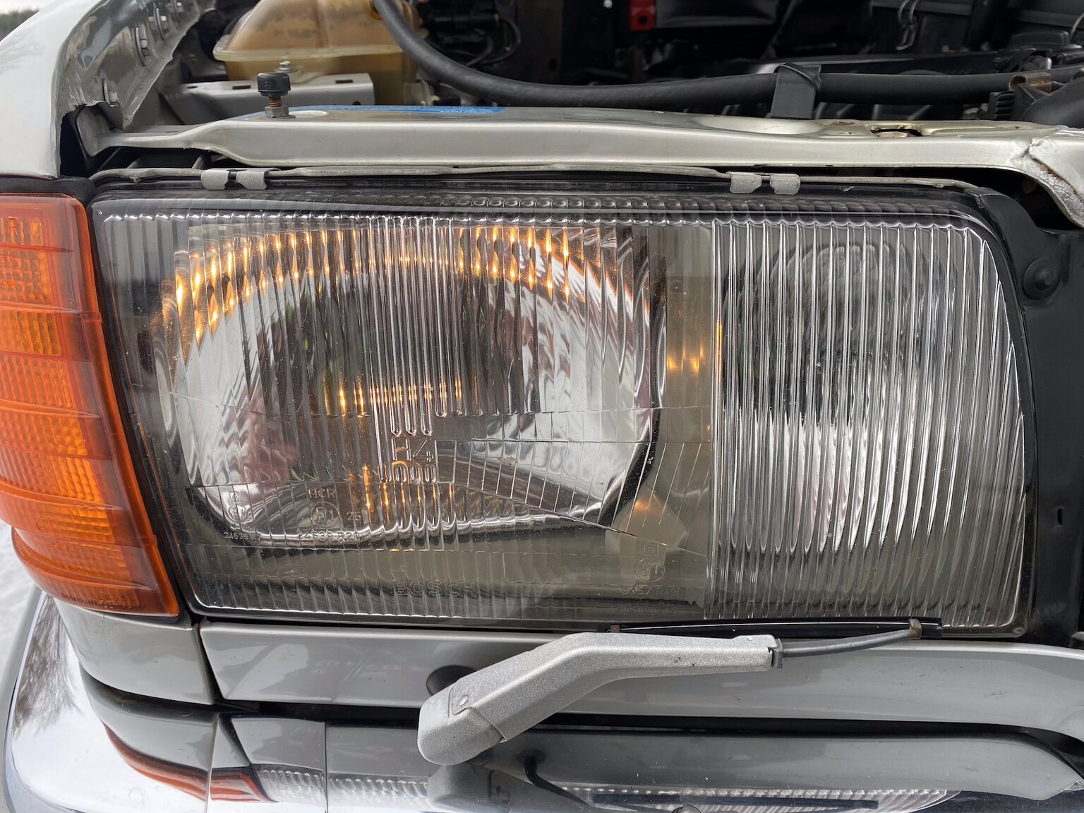 Exteriörbild på 1988 Mercedes-Benz 300 SE (17)