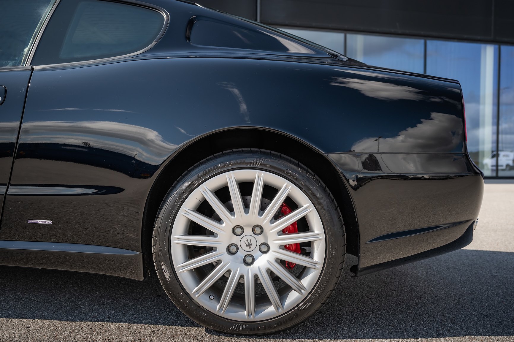 Exterior image of 2004 Maserati Coupé 4.2 V8 Cambiocorsa