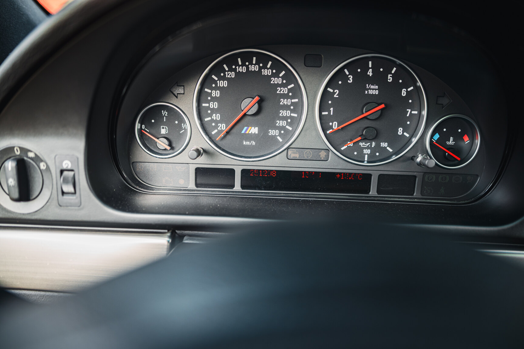 Interior image of 2000 BMW M5 E39