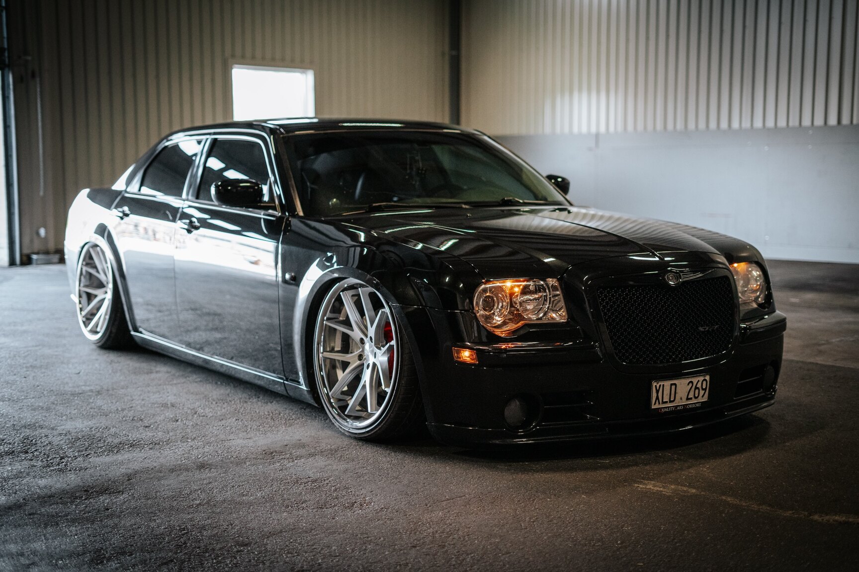 Exterior image of 2006 Chrysler 300C SRT-8 (11)