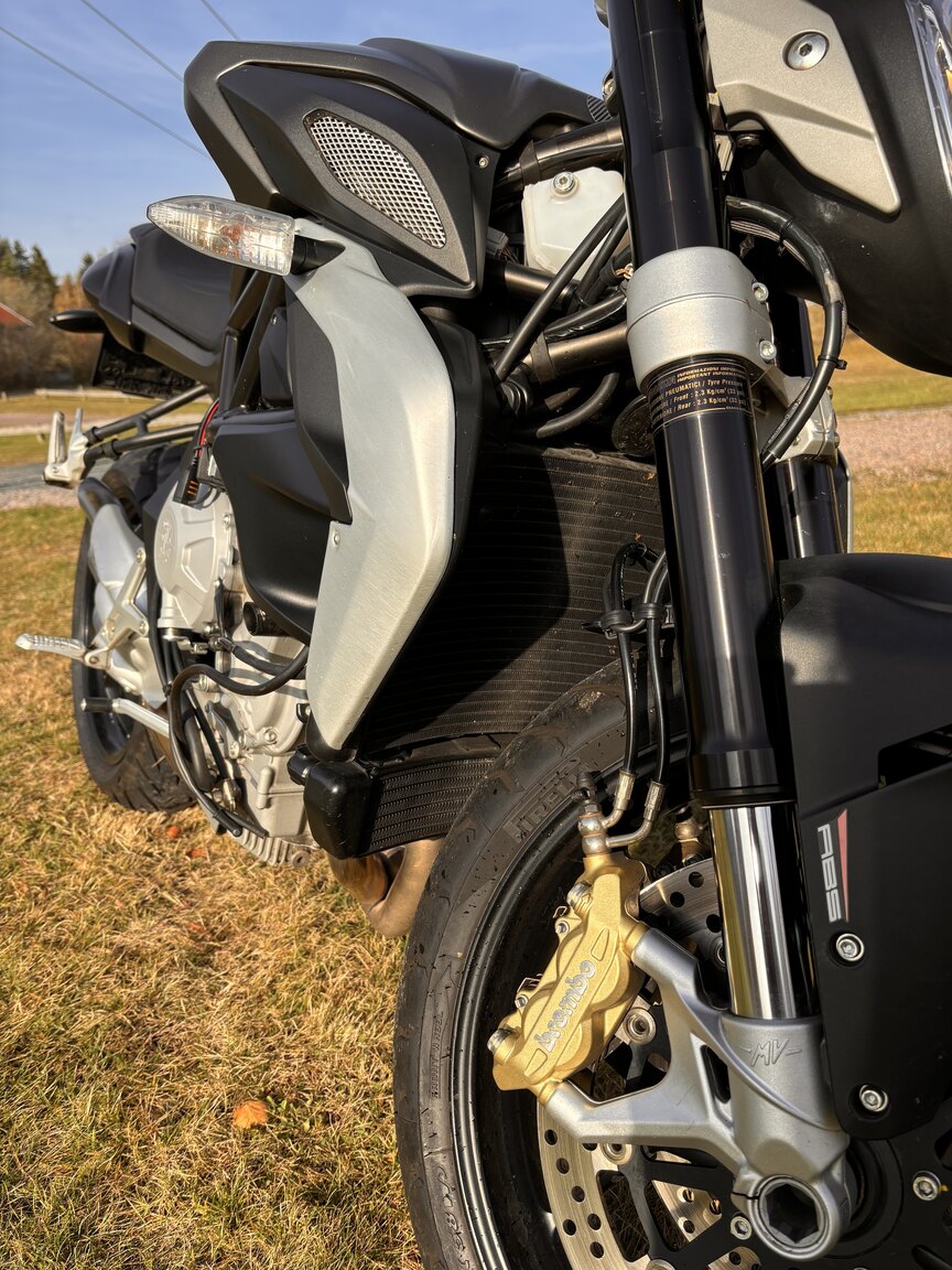 Exteriörbild på 2014 MV Agusta Brutale 675