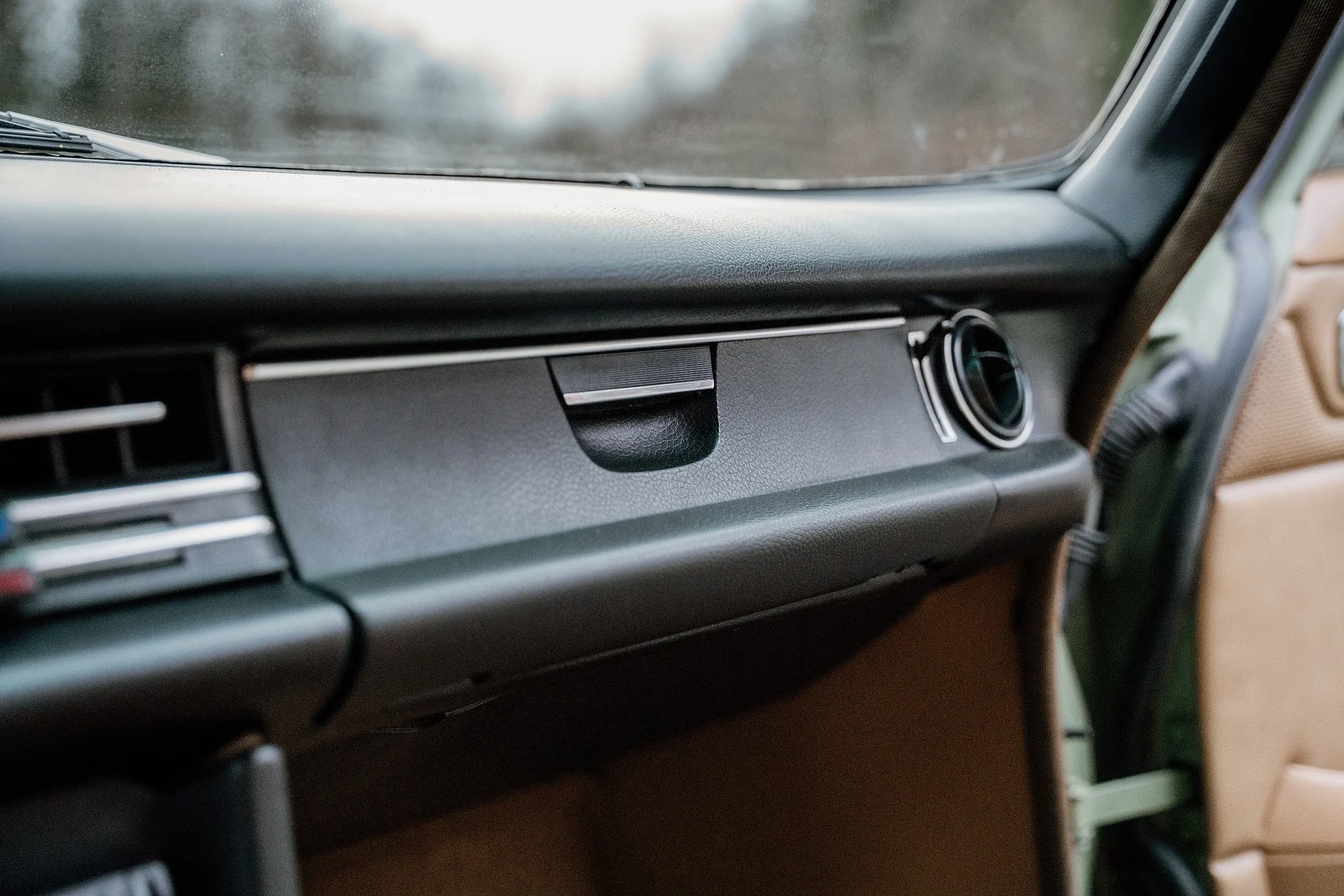 Interior image of 1975 Mercedes-Benz 240 D 3.0 (17)