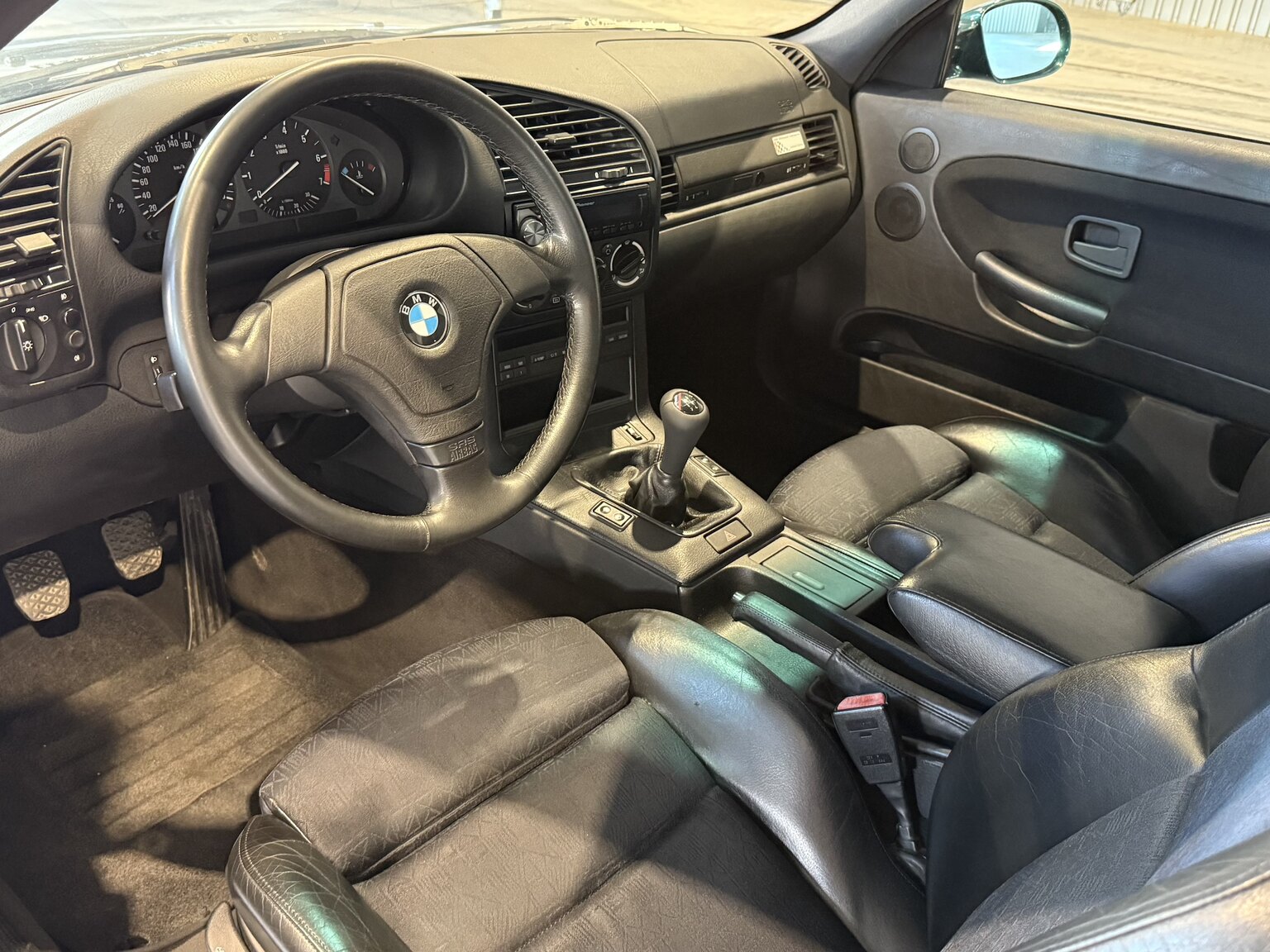 Interiörbild 1995 BMW 325i Coupé AVUS Edition "No Reserve Auction"