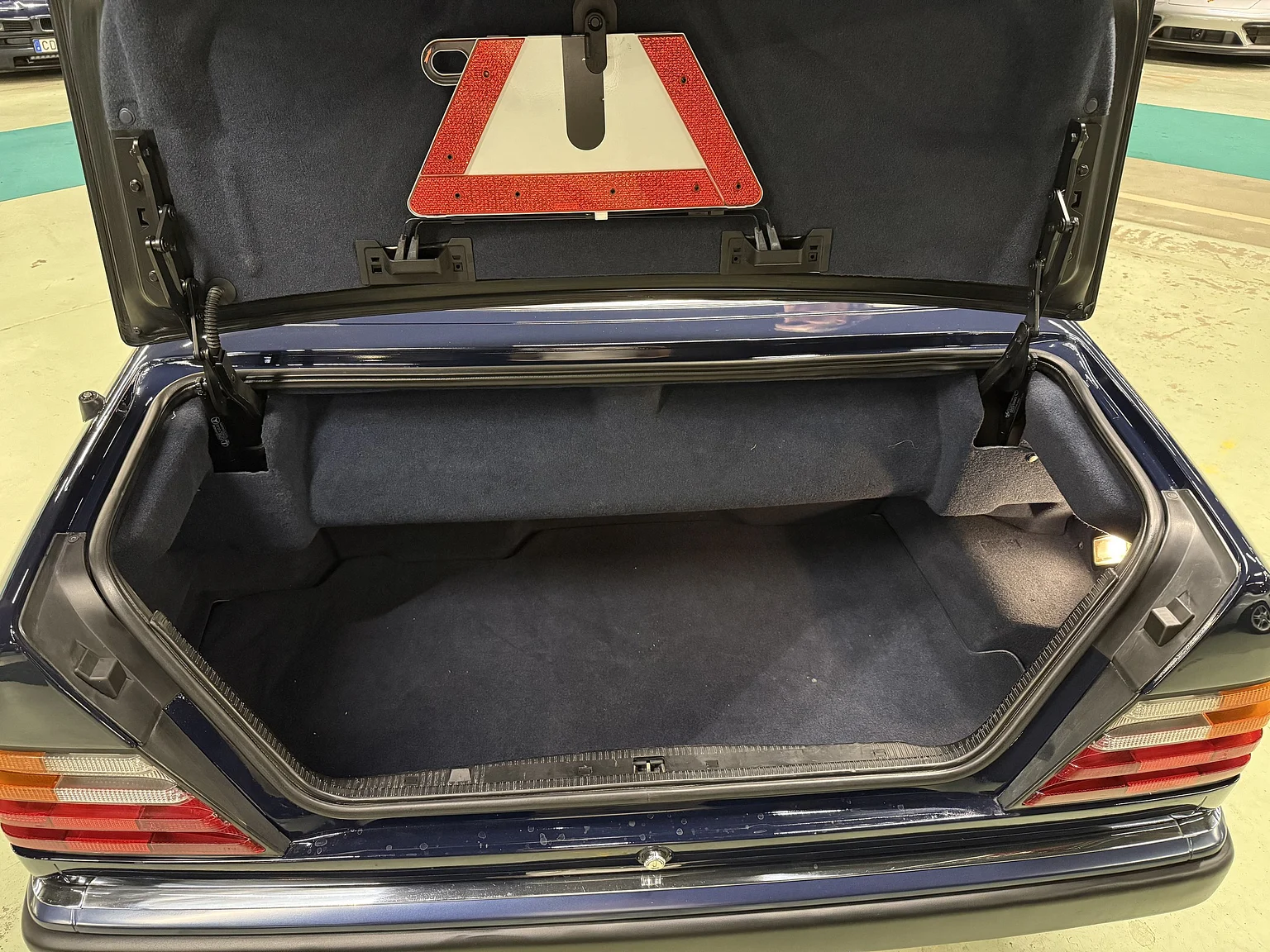 Interiörbild 1993 Mercedes-Benz 300 CE-24 Cabriolet (11)