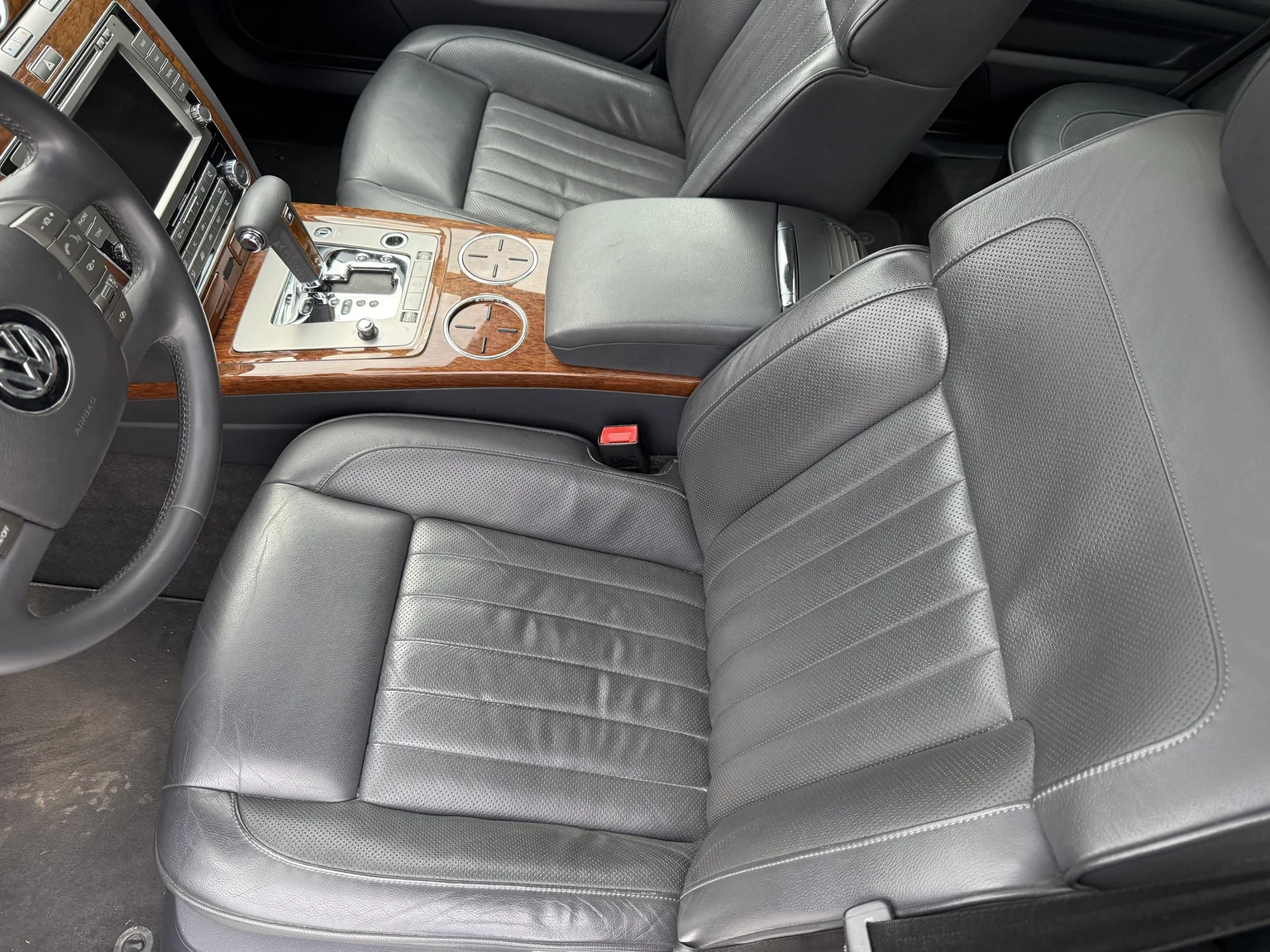 Interior image of 2013 Volkswagen Phaeton 3.0 TDI (11)