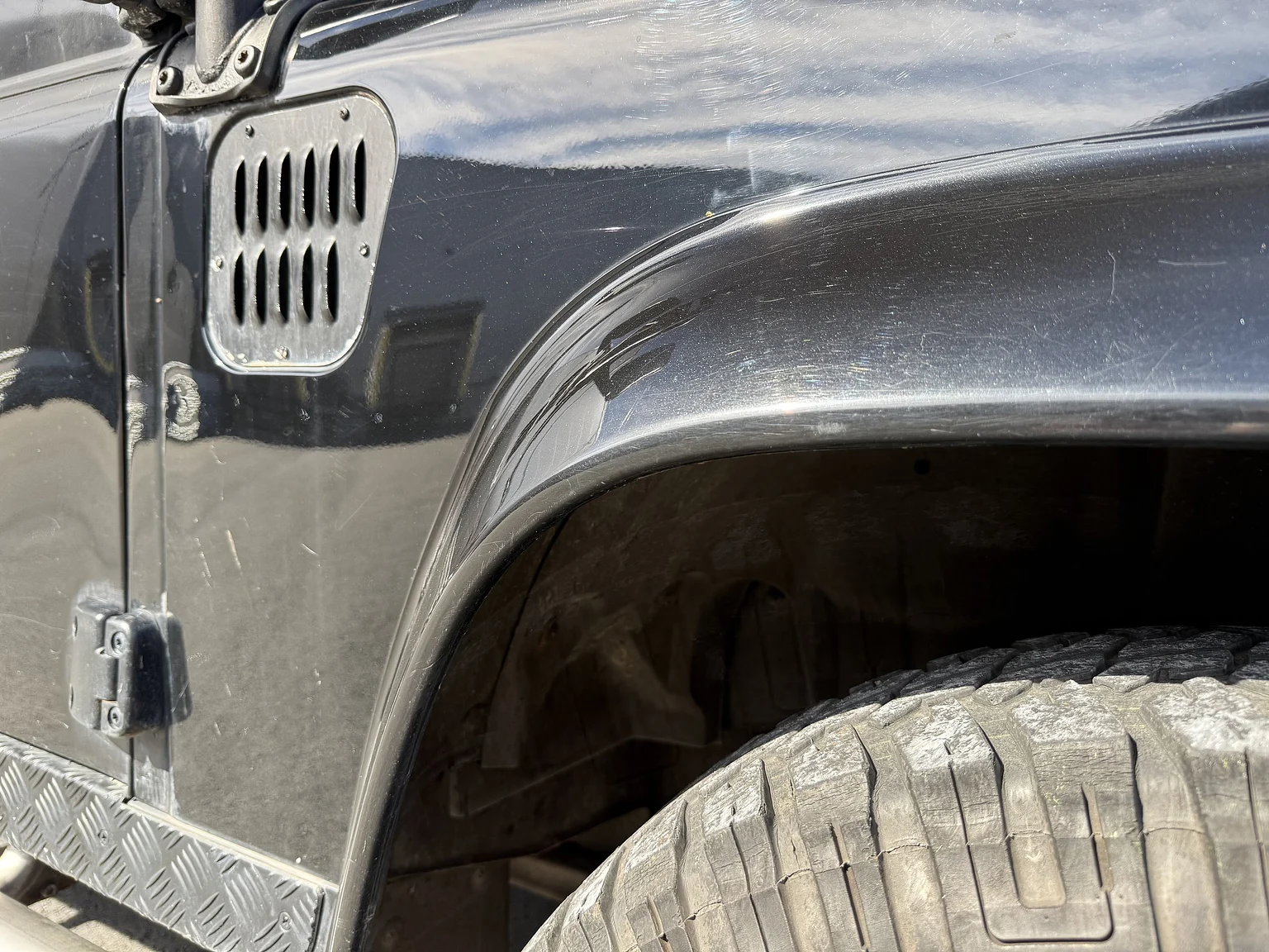 Exteriörbild på 2000 Land Rover Defender 110 Tomb Raider (50)