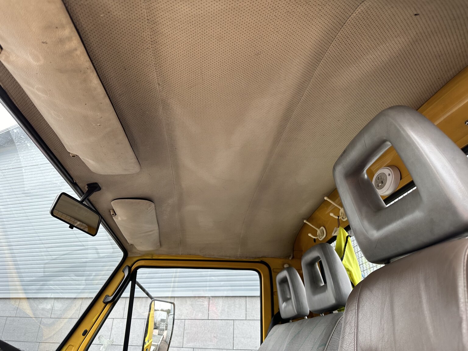 Innenraumfoto von 1981 Volkswagen LT45 biltransport (16)