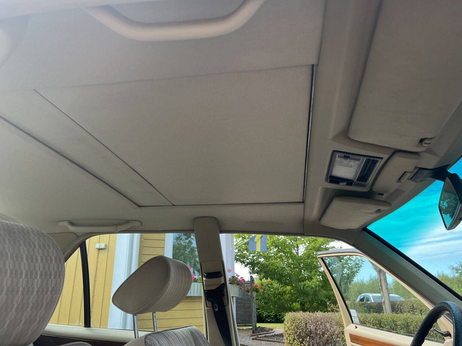 Innenraumfoto von 1990 Mercedes-Benz 230 E