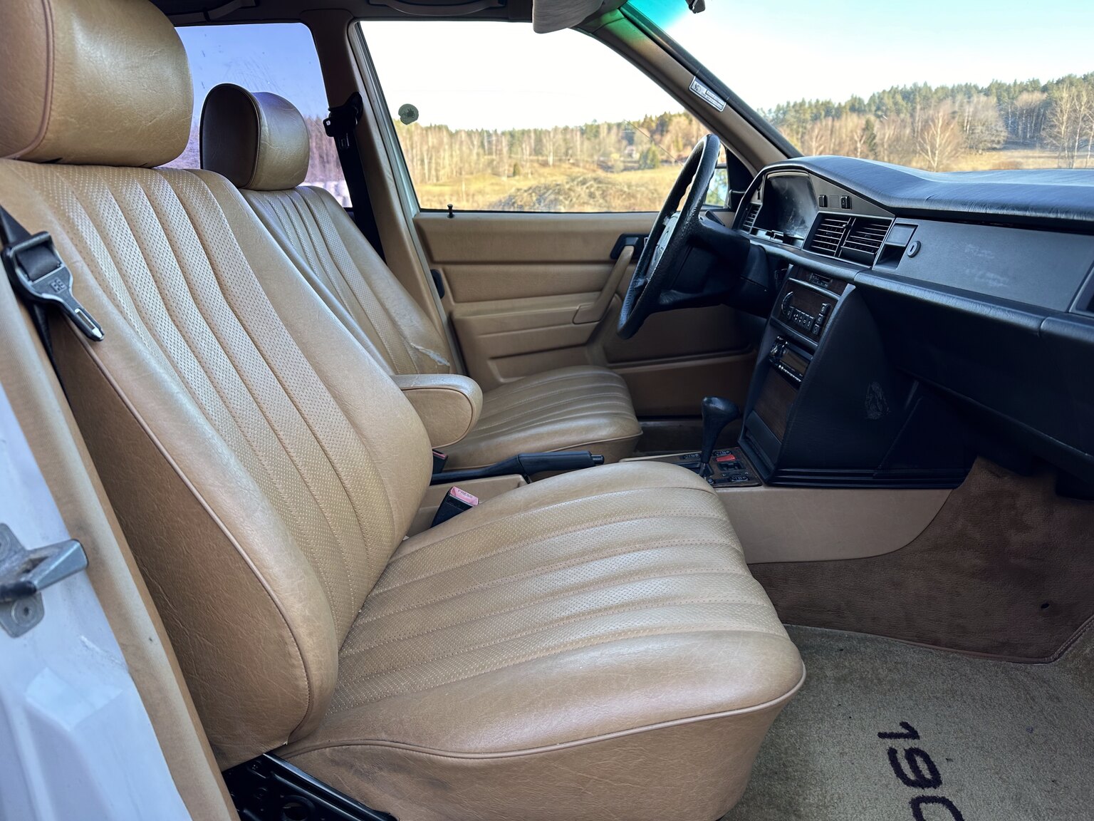 Innenraumfoto von 1988 Mercedes-Benz 190 E 2.3 (32)