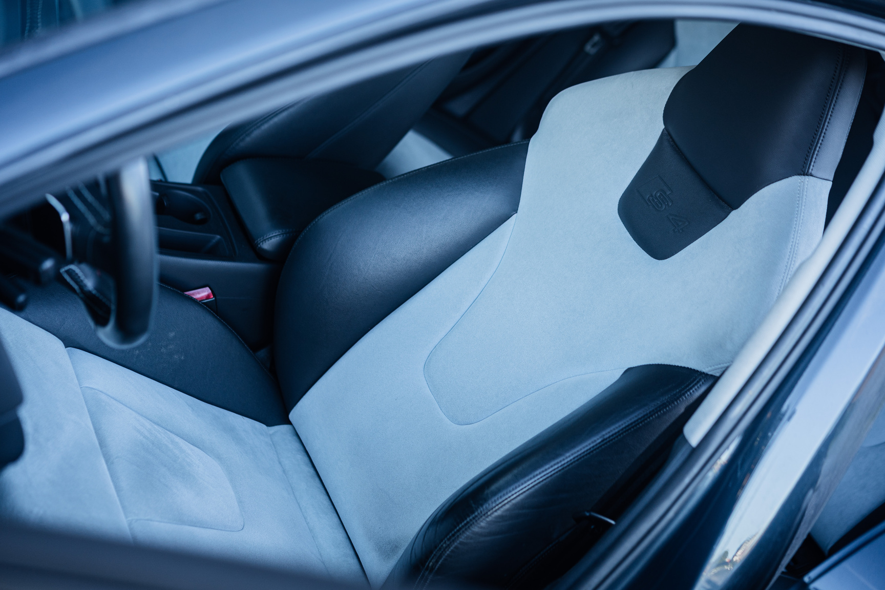 Interior image of 2011 Audi S4 (12)