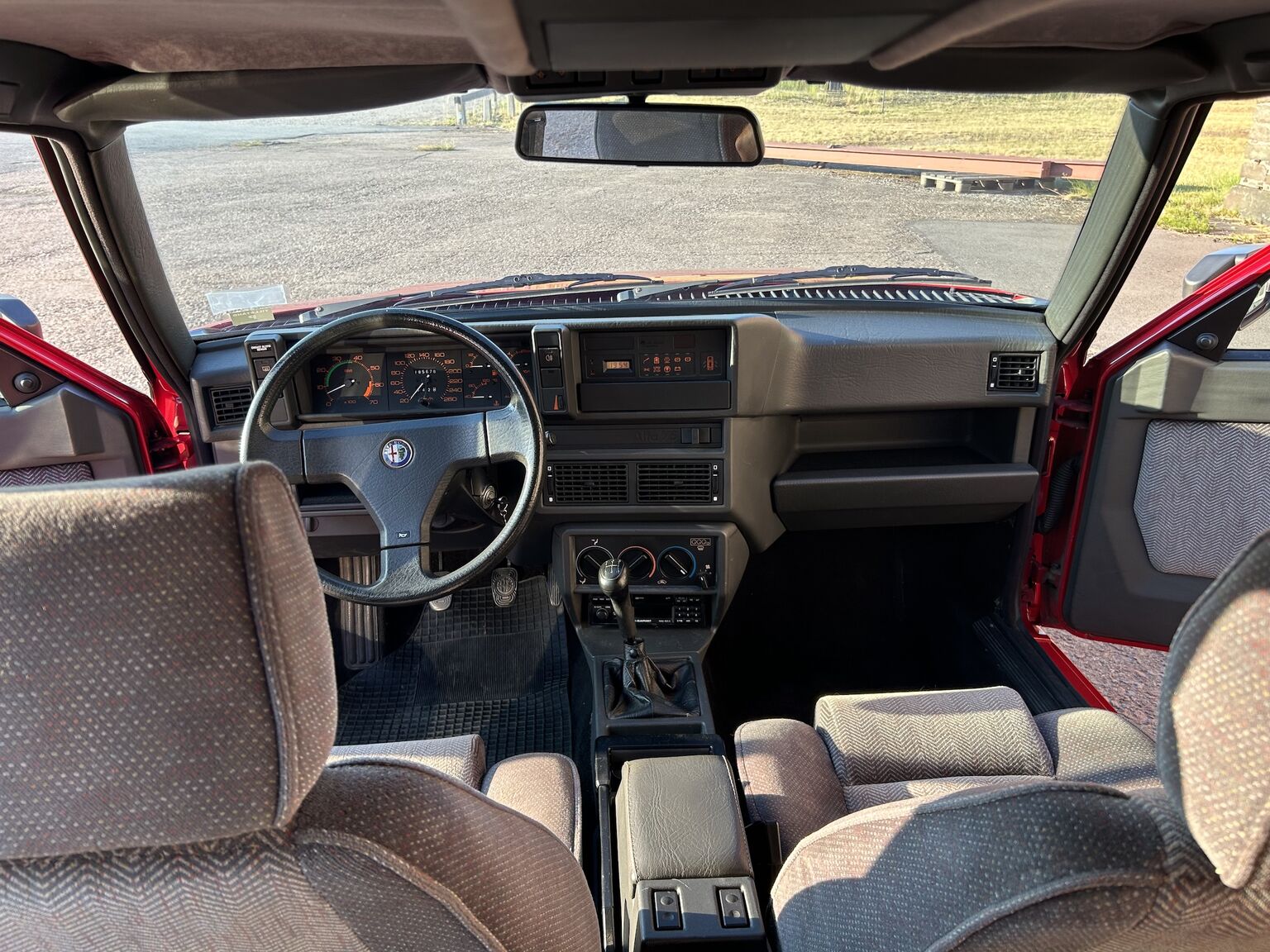 Innenraumfoto von 1988 Alfa Romeo 75 (16)