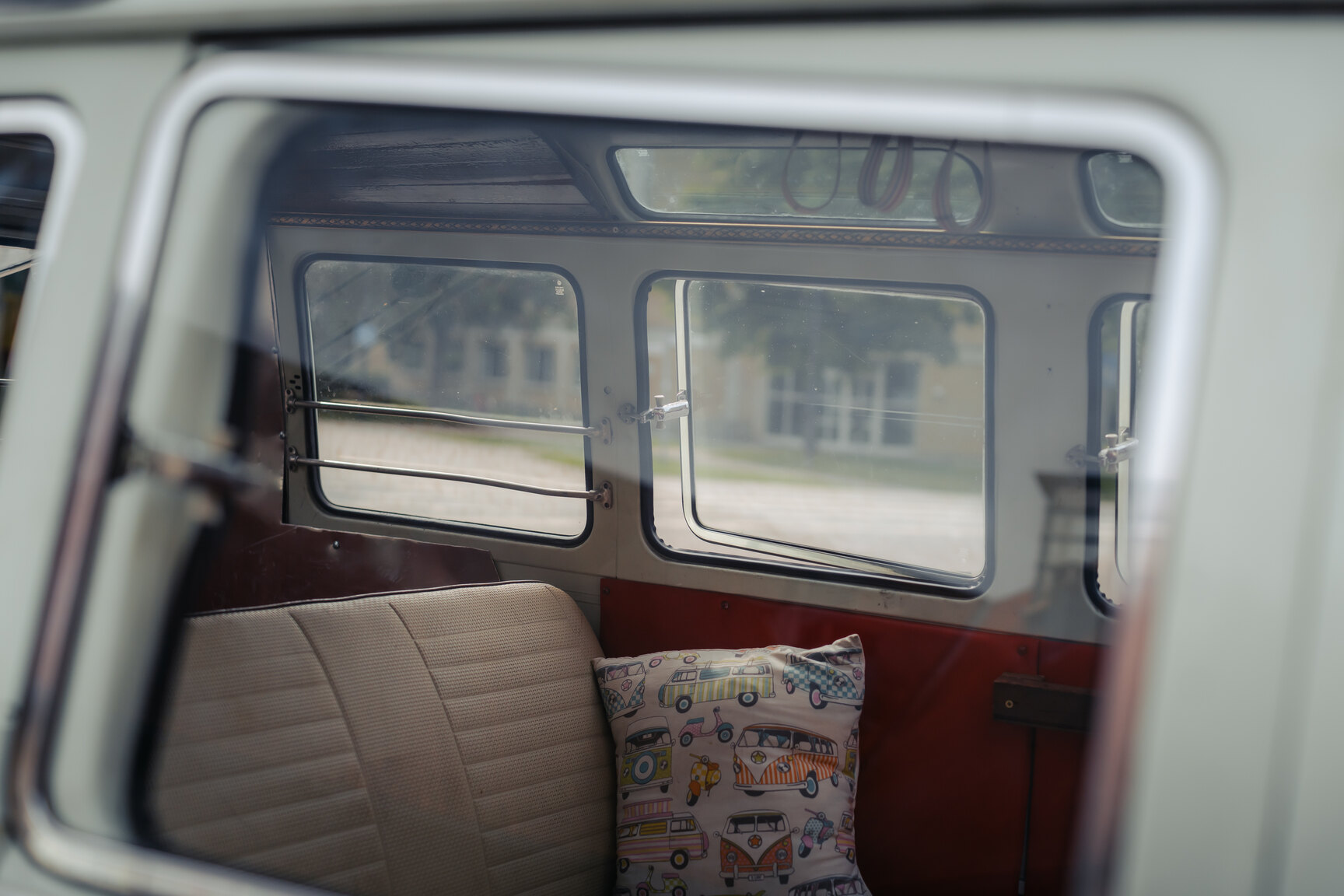 Exteriörbild på 1964 Volkswagen Kleinbus Transporter 1500 Deluxe “21-fönsters Samba”