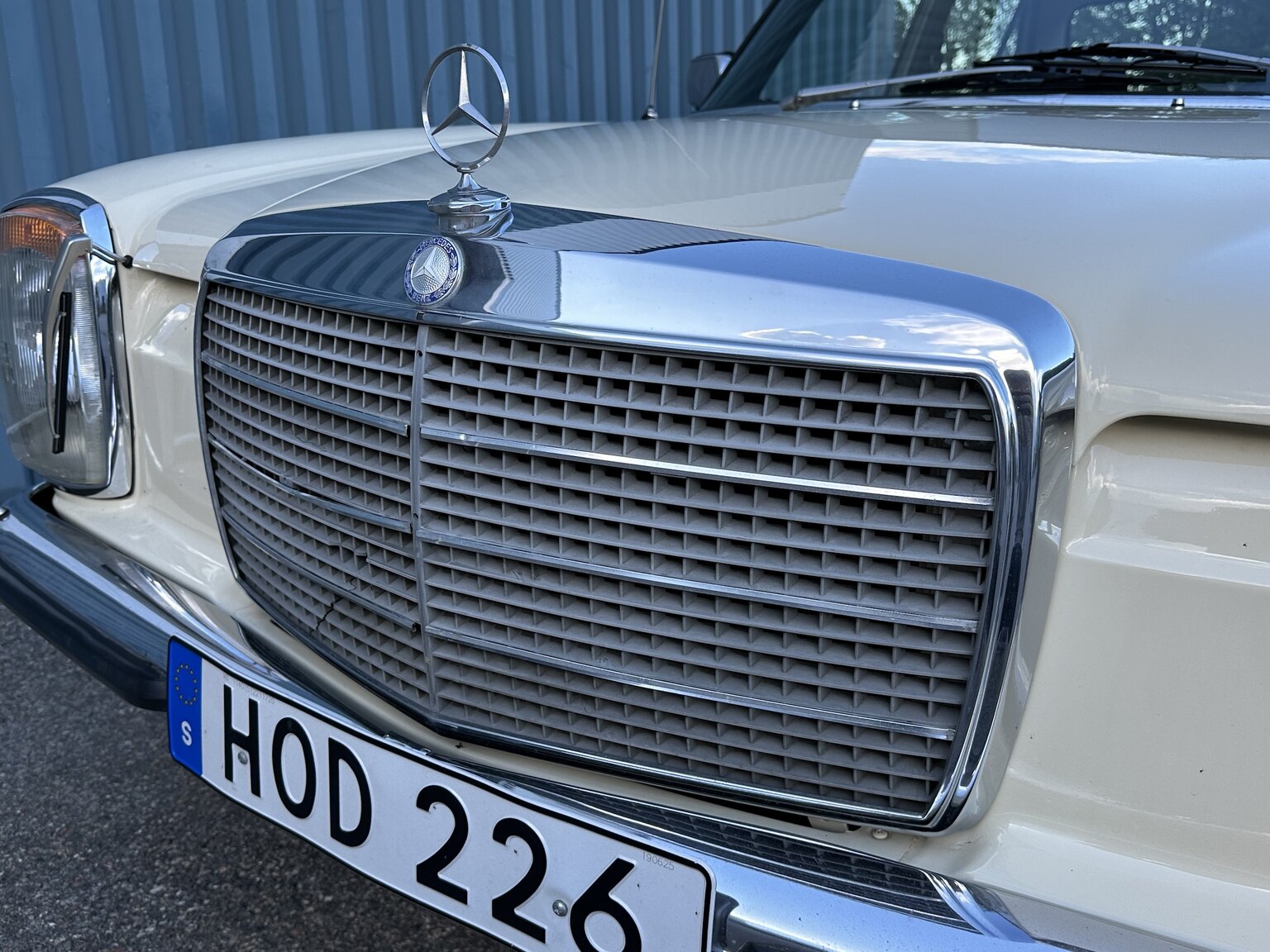 Exteriörbild på 1974 Mercedes Benz 230.6