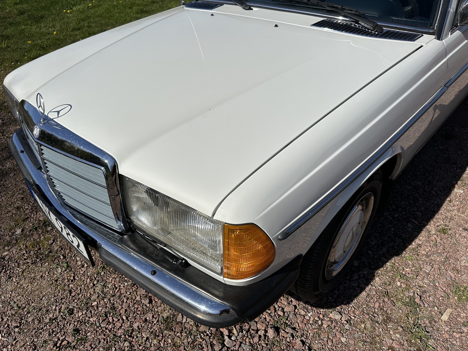 Exterior image of 1985 Mercedes-Benz 200