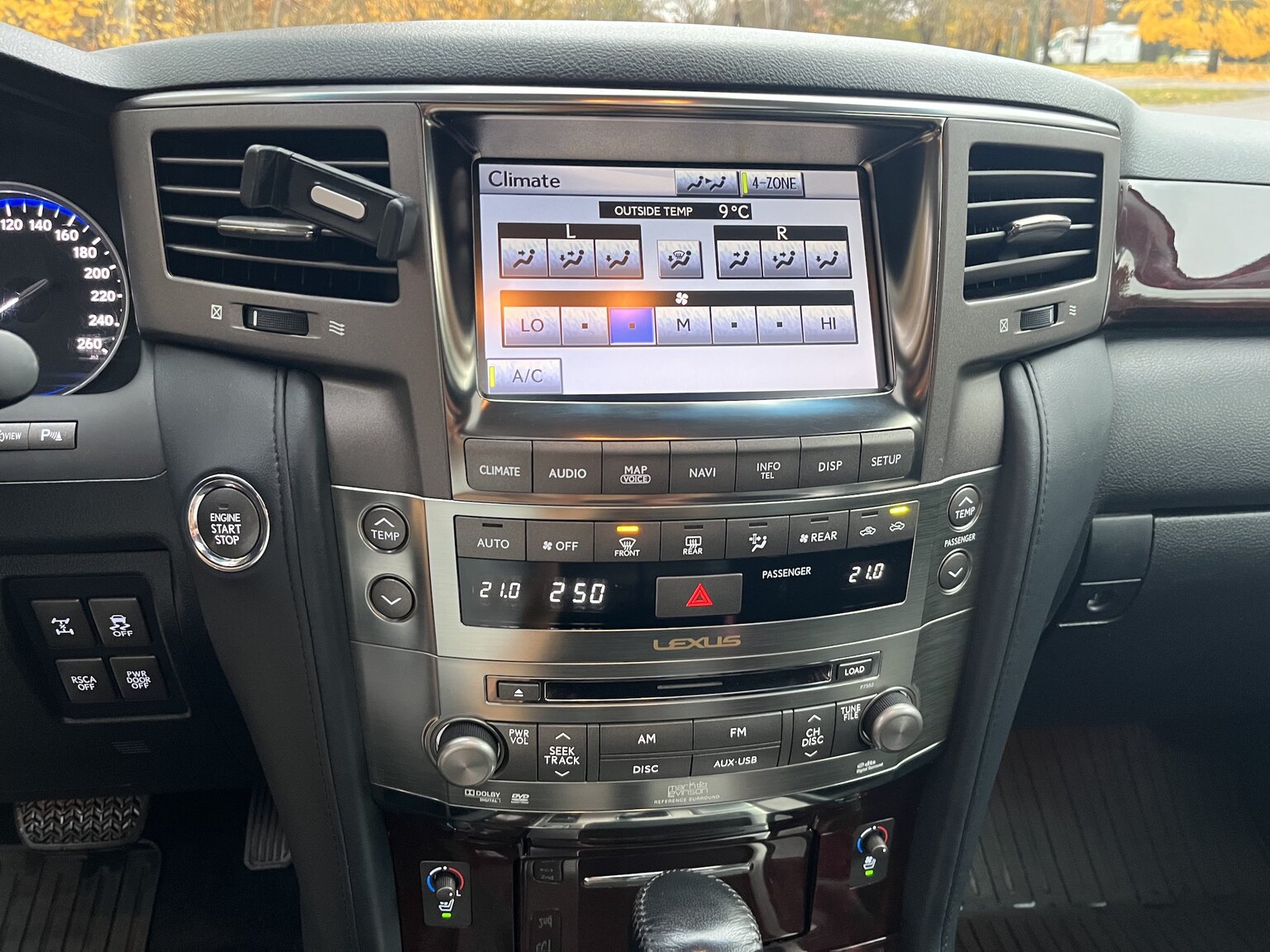 Innenraumfoto von 2011 Lexus LX570