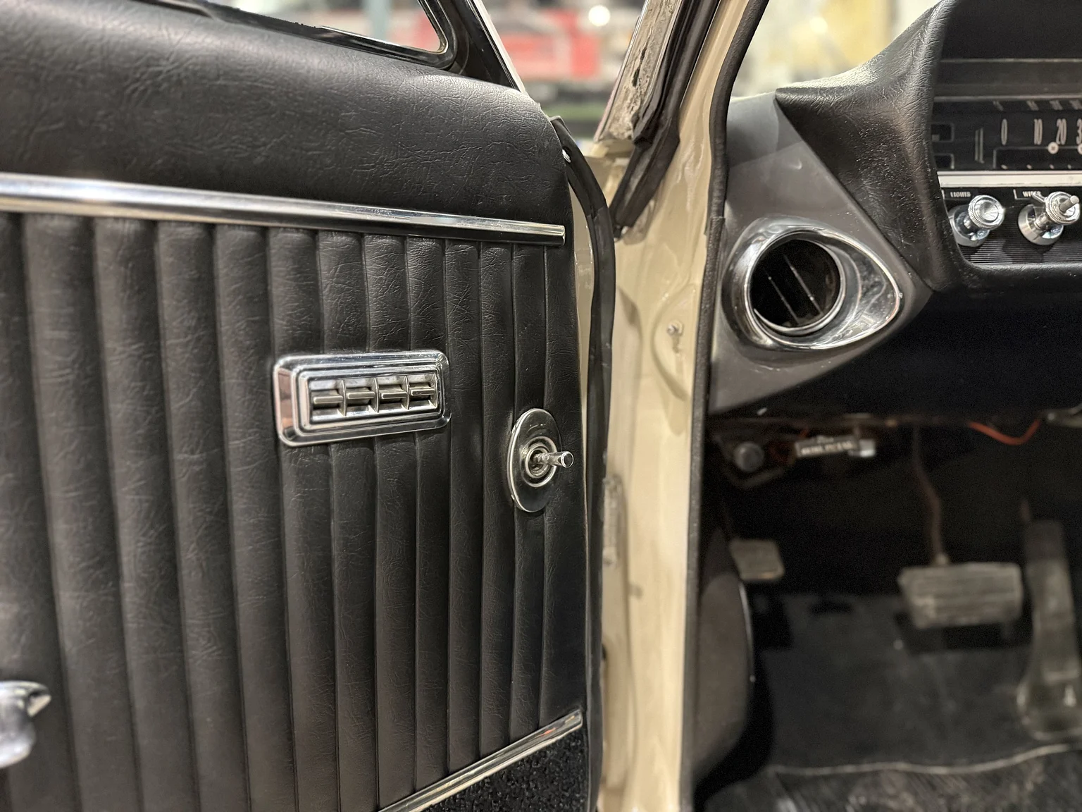 Interior image of 1964 Oldsmobile Cutlass Convertible (9)