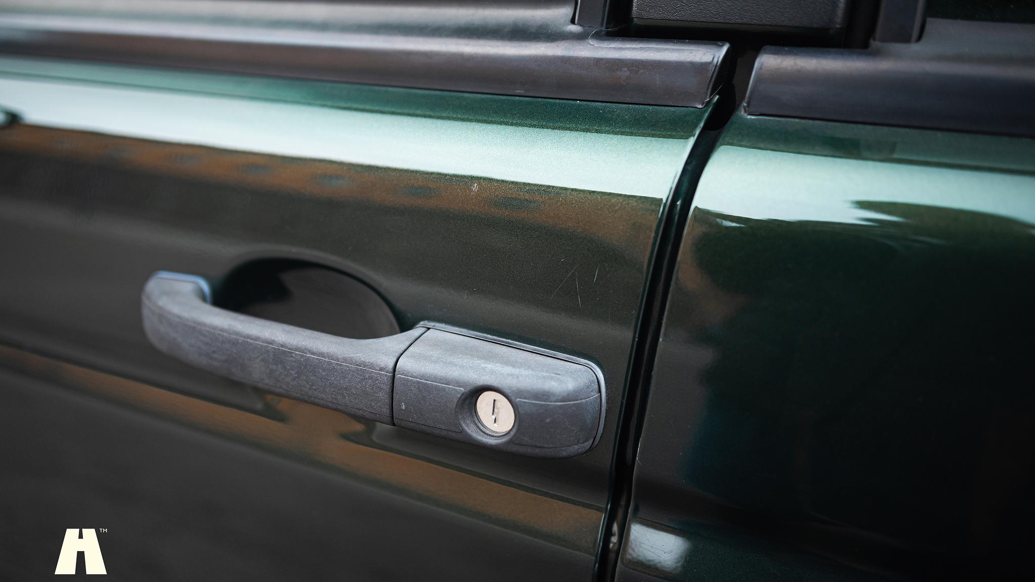Exterior image of 2003 Land Rover Discovery II, 2003