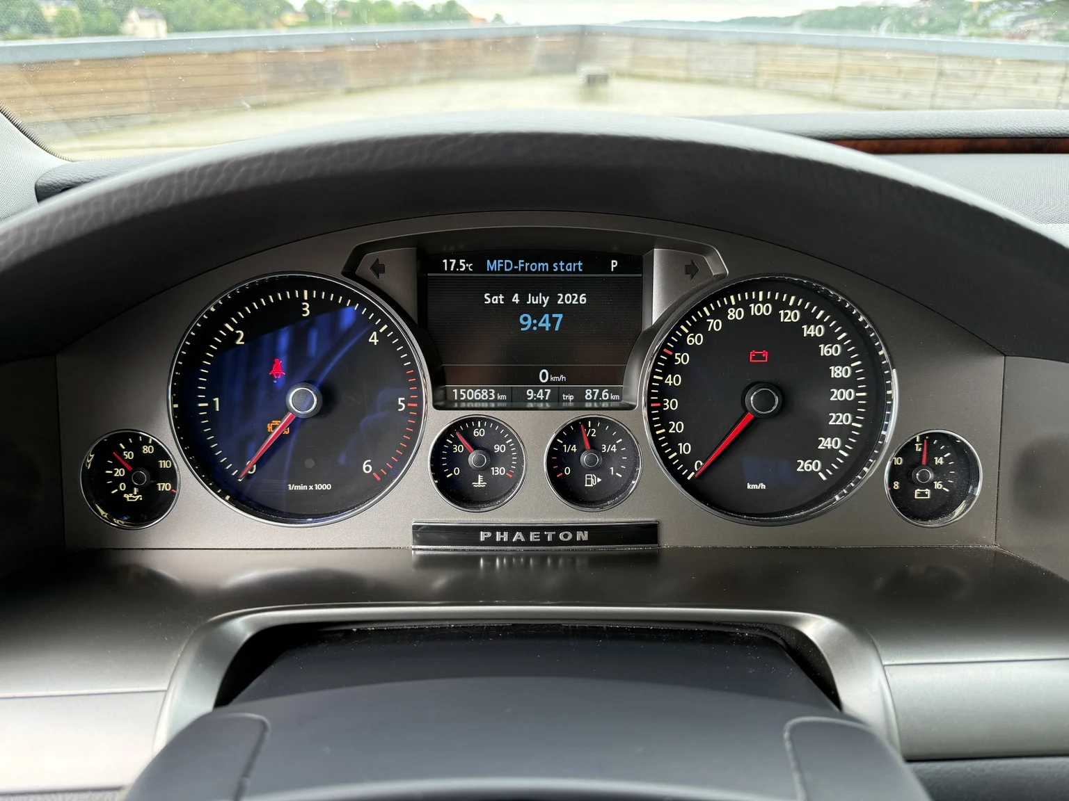 Innenraumfoto von 2013 Volkswagen Phaeton 3.0 TDI (25)