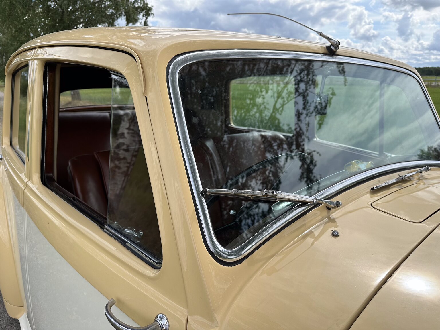 Exterior image of 1947 Bentley Mark IV Sport Saloon