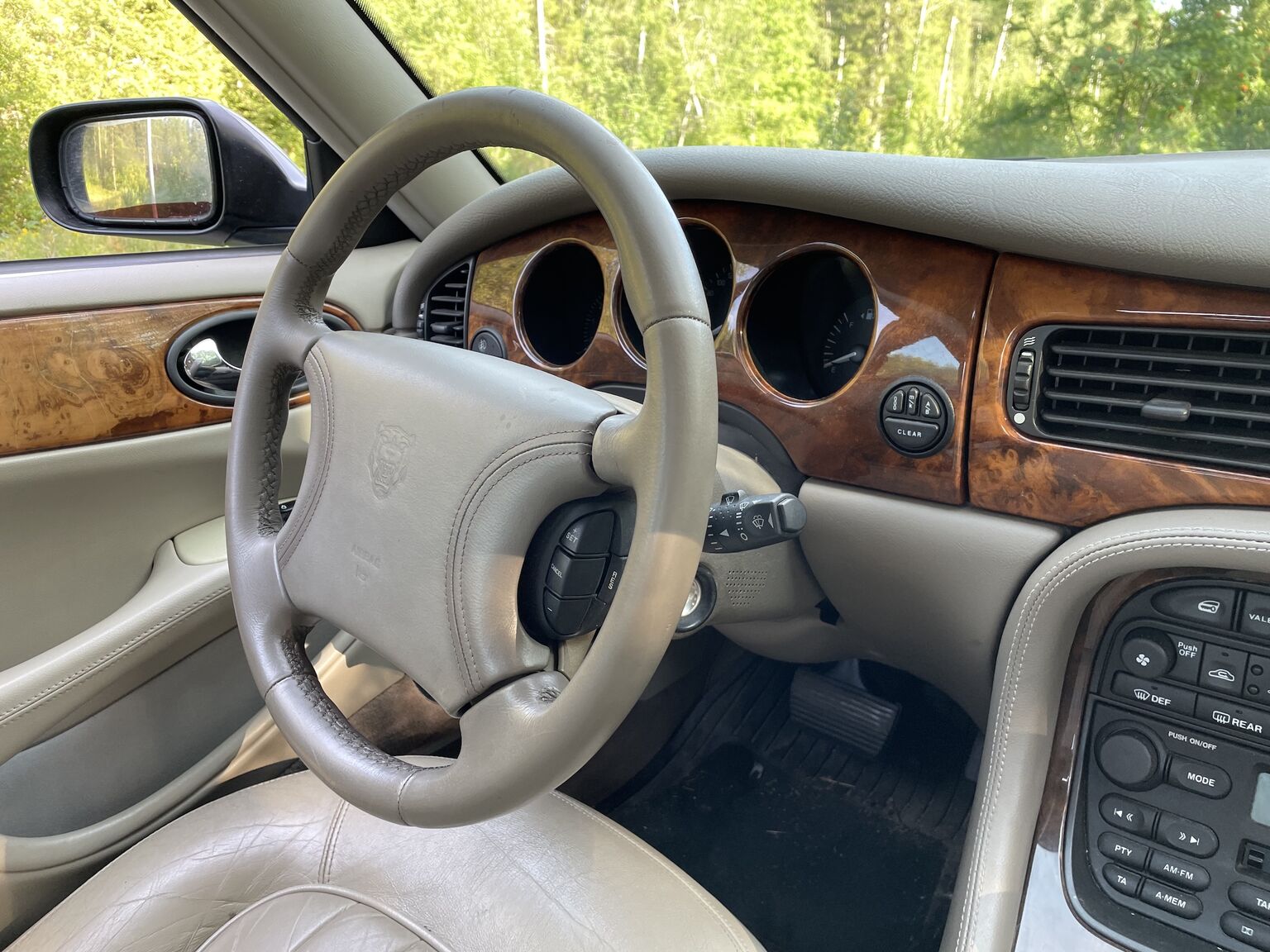 Innenraumfoto von 1998 Jaguar XJ8 Sovereign (35)
