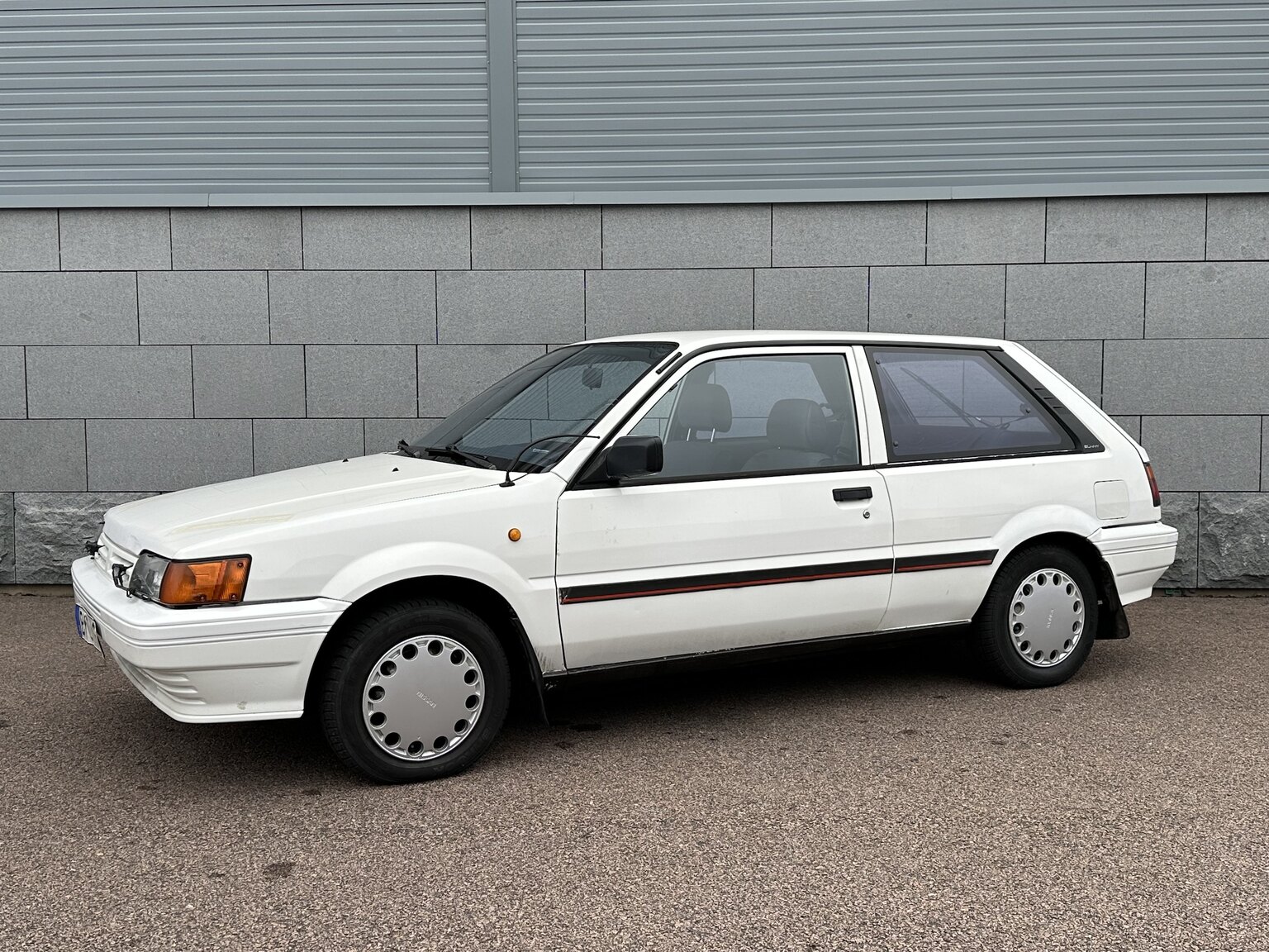 サニー 1989 Nissan Sunny 1.8 ZX Specs Review (95 kW / 129 PS / 127