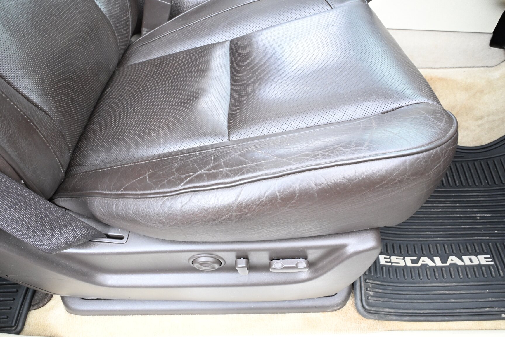 Interior image of 2010 Cadillac Escalade ESV 6.2 Flexfuel