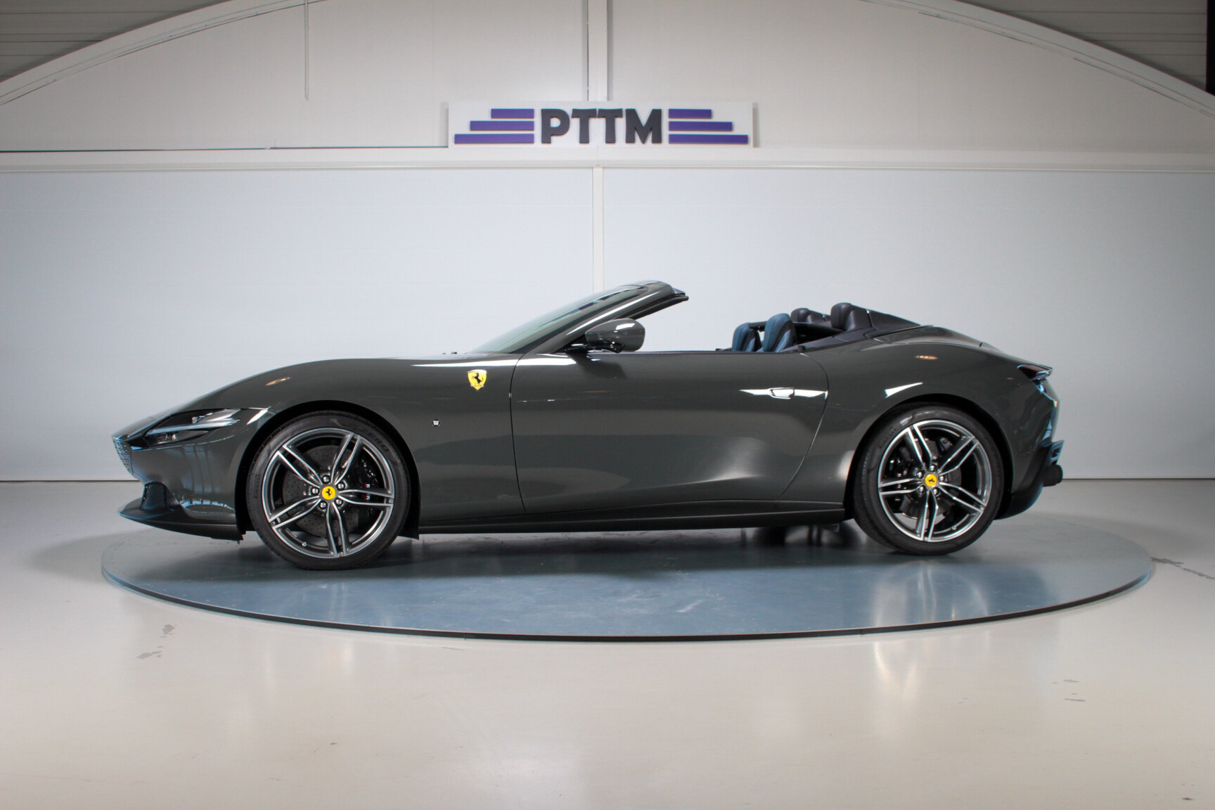Exteriörbild på 2024 Ferrari Roma Spider