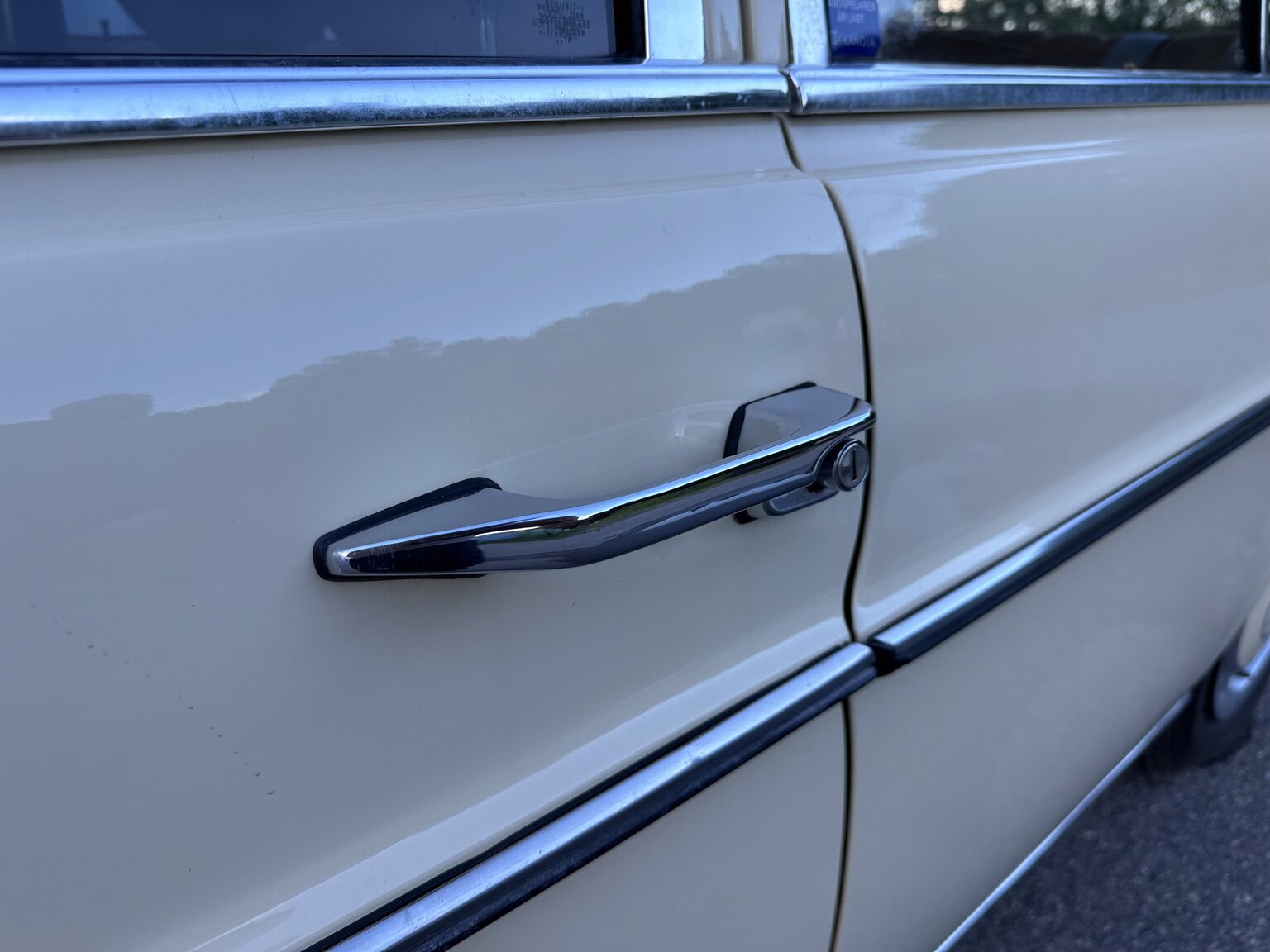 Exteriörbild på 1974 Mercedes Benz 230.6