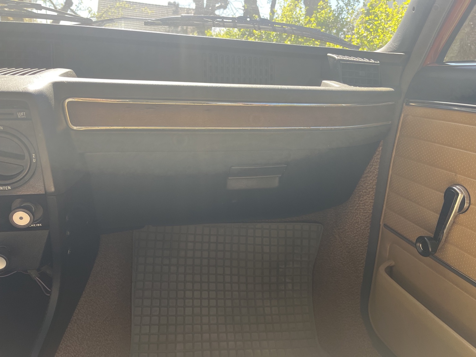 Interior image of 1977 BMW 518 (26)