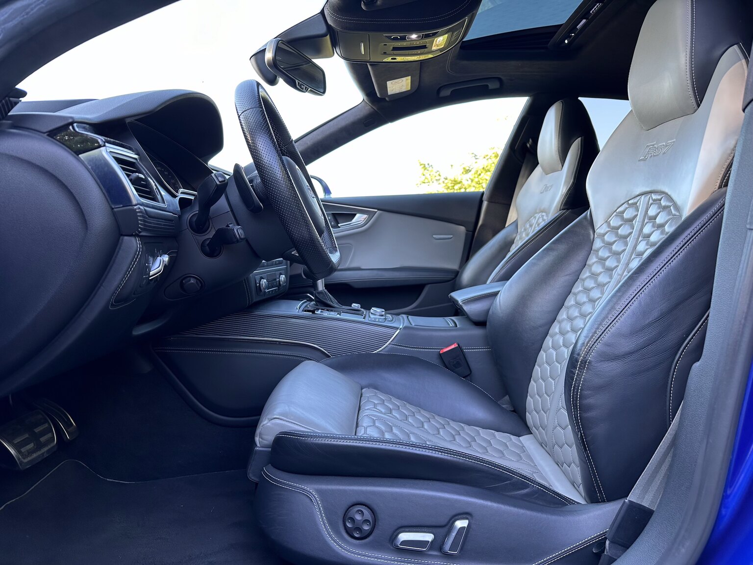 Innenraumfoto von 2015 Audi RS7 (2)