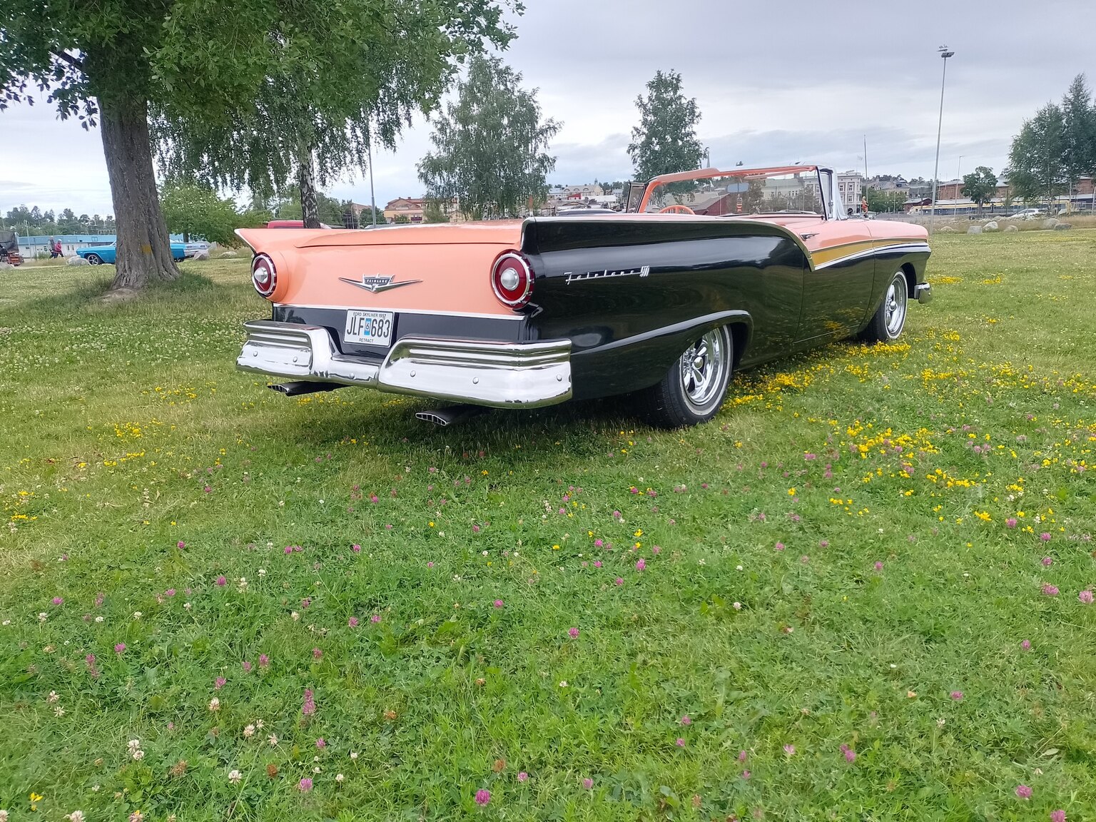 Exterior image of 1957 Ford Fairlane 500 Skyliner Retract