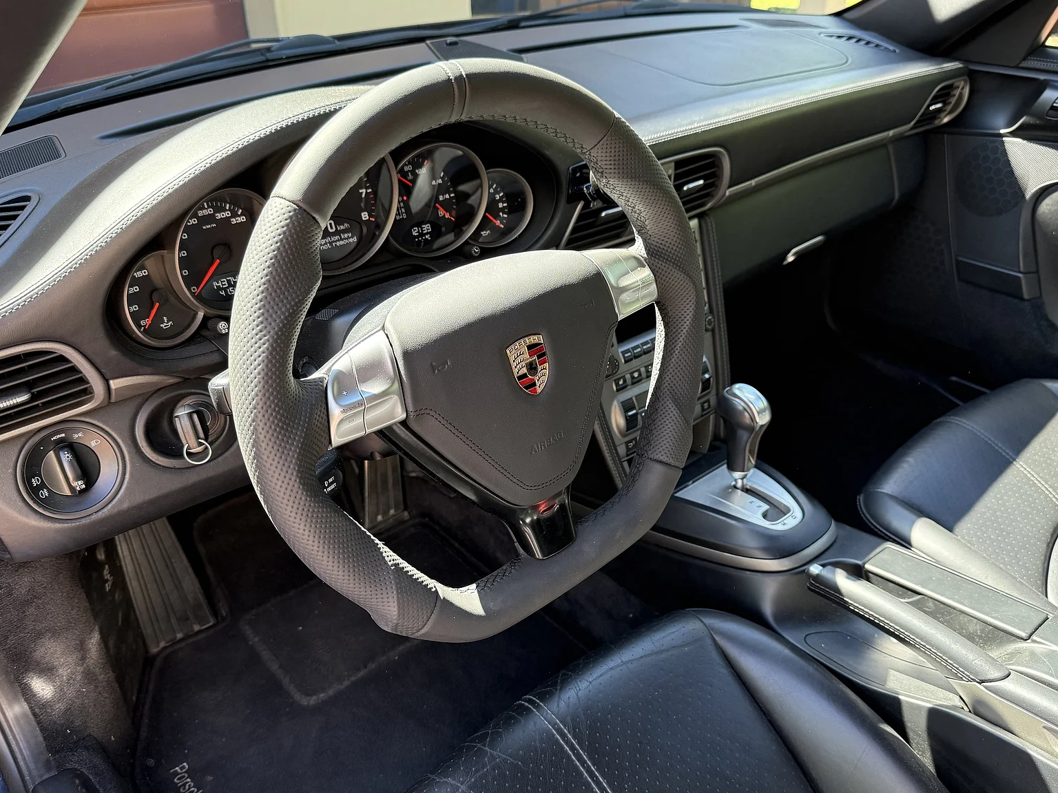 Innenraumfoto von 2008 Porsche 911 Carrera 4 (2)