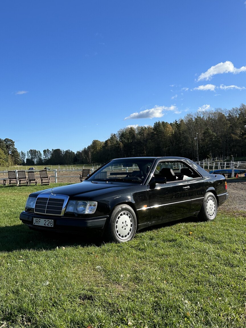 Exterior image of 1990 Mercedes-Benz 300 CE 24V