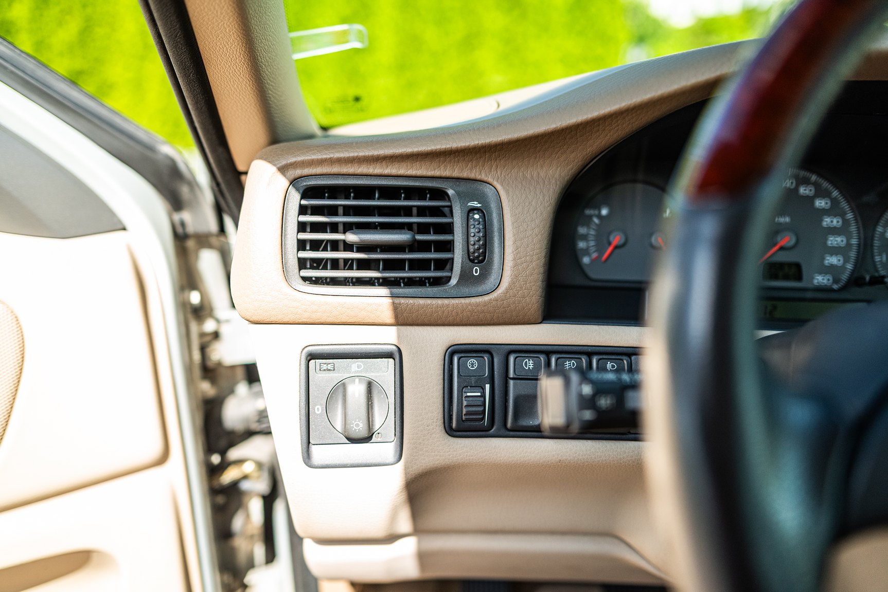 Interior image of 2000 Volvo V70 XC 2.4 T AWD 
