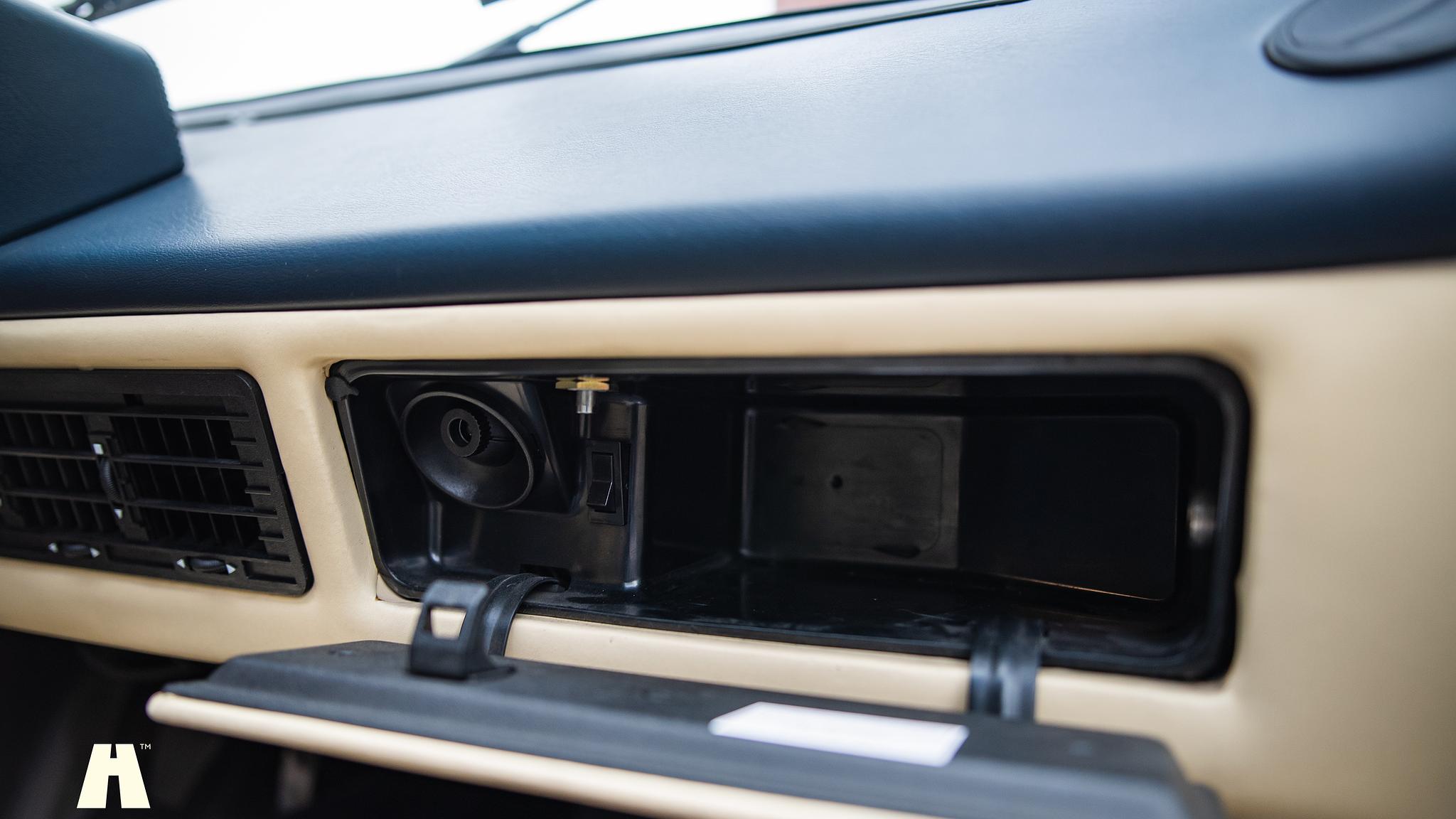 Interior image of 1985 Ferrari Mondial Quattrovalvole Design by Pininfarina (43)