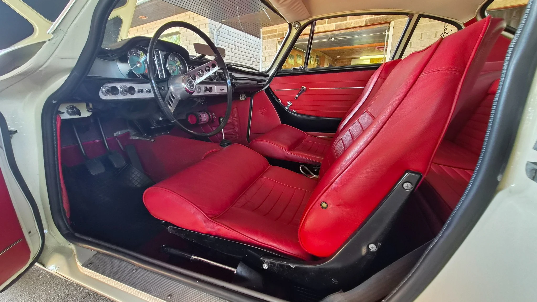 Innenraumfoto von 1966 Volvo P 1800S (2)